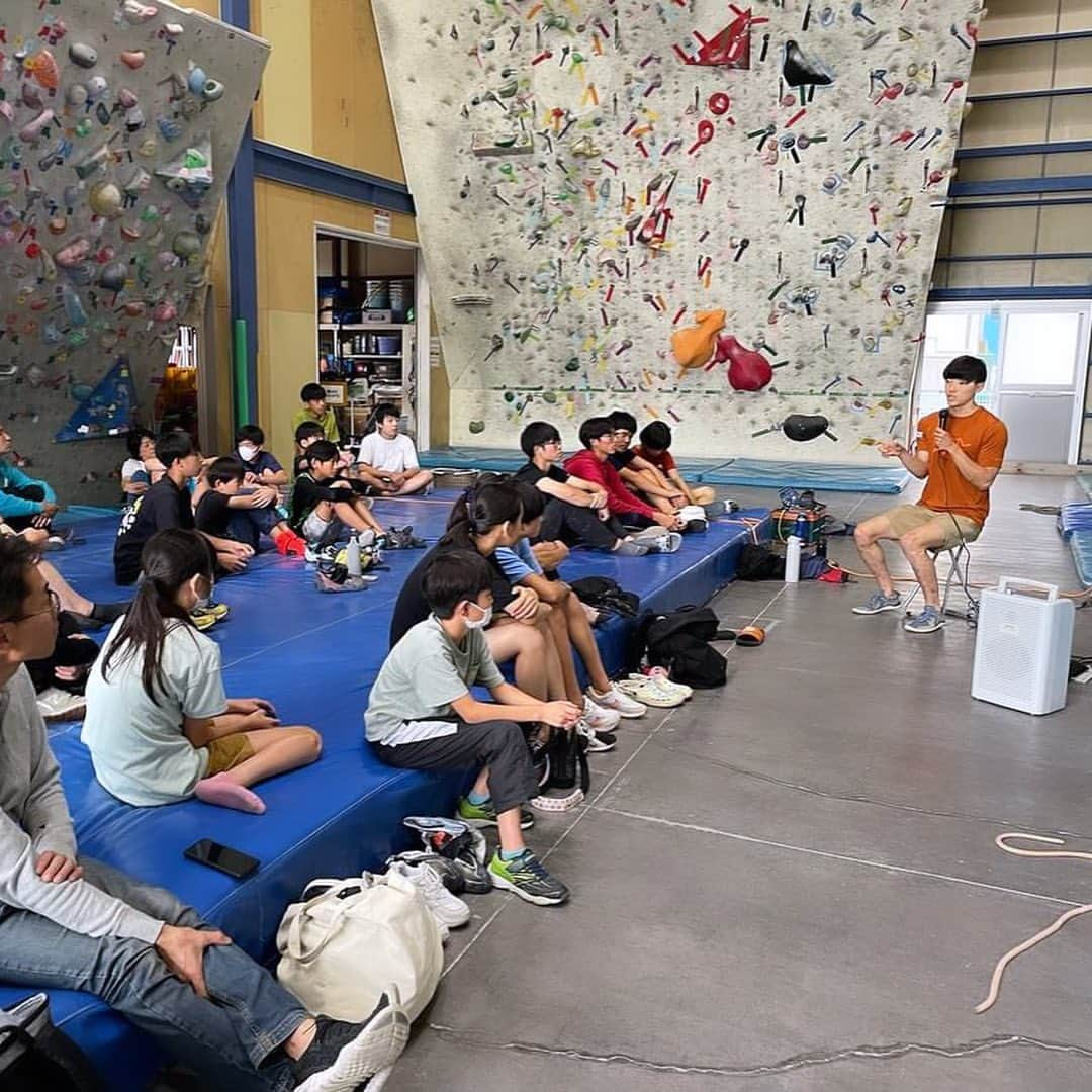 藤井快のインスタグラム：「先日故郷の浜松 （ @square_climbing ）にて講演会を開催しました！ 子供達の悩みや質問に短い時間でしたが答えさせていただきました。  地元ならではの中高時代の話だったり、中学生の時からお世話になっている方の話だったりと普段話さない内容もあったので僕個人的には楽しかったです。笑  最後にボルダーにテープ課題を少し作ったので行かれる方はサクッと登ってください笑  @square_climbing さんのお陰で地元で講演会をすることができました。このような機会を与えてくださりありがとうございました！  #講演会 #浜松 #静岡 #スポーツクライミング #ボルダー #リード #僕の原点です」