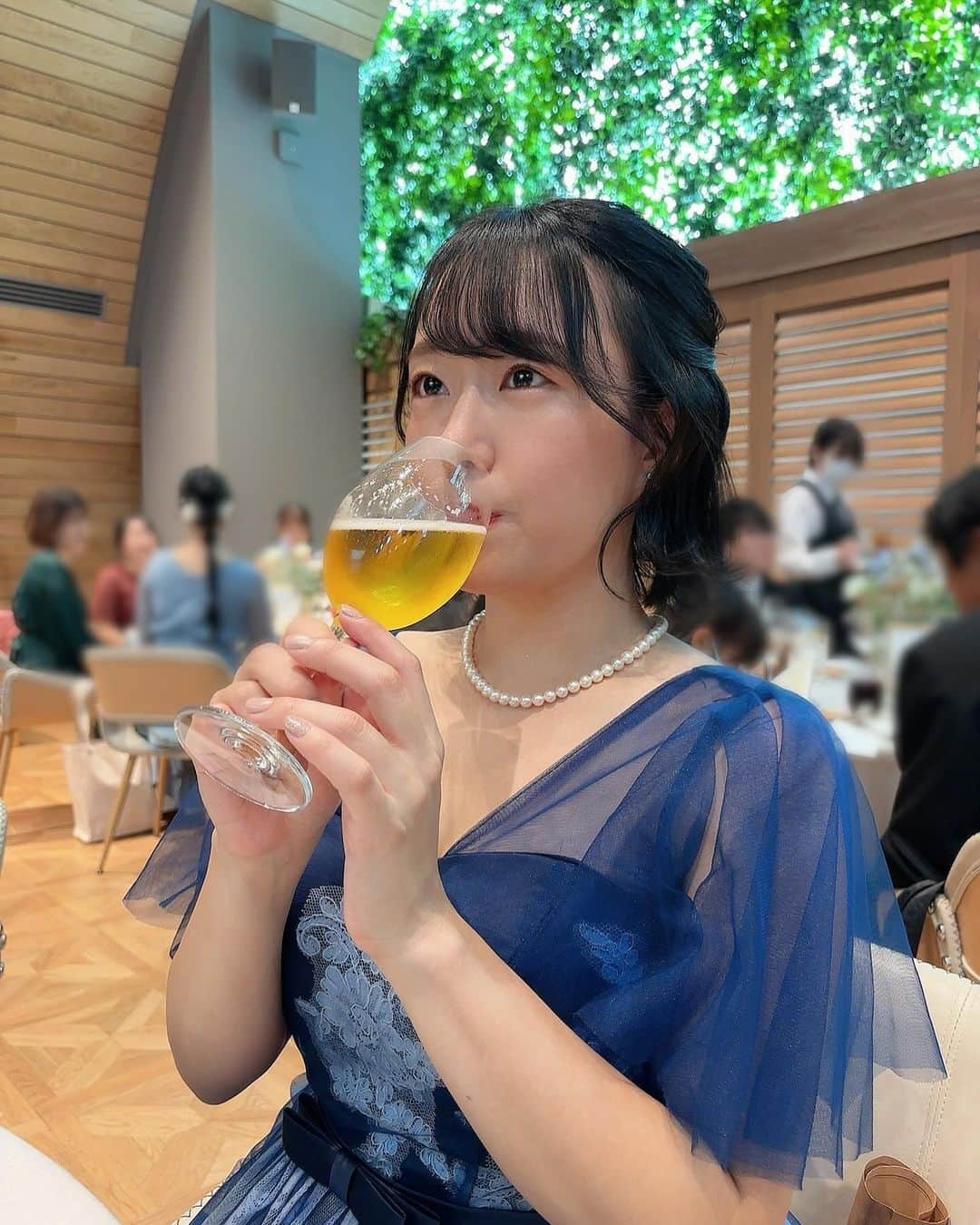 蒼井まやのインスタグラム：「. 親友の結婚式にて 「こんなおしゃれなグラスでビール飲んだことないよ」 て思ってる顔。  ちなみにわたしがいつ泣き出すか選手権 正解は… 「エレベーター降りてすぐウェルカムボード前」 でした。早すぎん？  あとちなみに わたしも結婚したいんですけど 旦那さんどこいます？  #結婚式ヘアアレンジ #結婚式コーデ #結婚式お呼ばれ #結婚式お呼ばれドレス #結婚式お呼ばれコーデ #結婚式お呼ばれヘア #結婚式お呼ばれヘアセット #맥주주세요　#ビール女子 #ビール🍻 #ビールすきな人と繋がりたい #ビール好き女子 #ビールが旨い #彼氏募集中 #彼氏募集中です #旦那さん募集中 #ごちそうさまチャレンジで飢餓をなくそう #ごちそうさまチャレンジ」