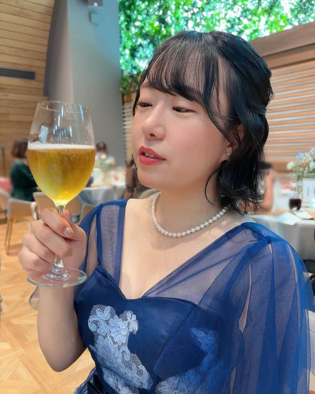 蒼井まやさんのインスタグラム写真 - (蒼井まやInstagram)「. 親友の結婚式にて 「こんなおしゃれなグラスでビール飲んだことないよ」 て思ってる顔。  ちなみにわたしがいつ泣き出すか選手権 正解は… 「エレベーター降りてすぐウェルカムボード前」 でした。早すぎん？  あとちなみに わたしも結婚したいんですけど 旦那さんどこいます？  #結婚式ヘアアレンジ #結婚式コーデ #結婚式お呼ばれ #結婚式お呼ばれドレス #結婚式お呼ばれコーデ #結婚式お呼ばれヘア #結婚式お呼ばれヘアセット #맥주주세요　#ビール女子 #ビール🍻 #ビールすきな人と繋がりたい #ビール好き女子 #ビールが旨い #彼氏募集中 #彼氏募集中です #旦那さん募集中 #ごちそうさまチャレンジで飢餓をなくそう #ごちそうさまチャレンジ」10月11日 13時17分 - mayayan_dayo