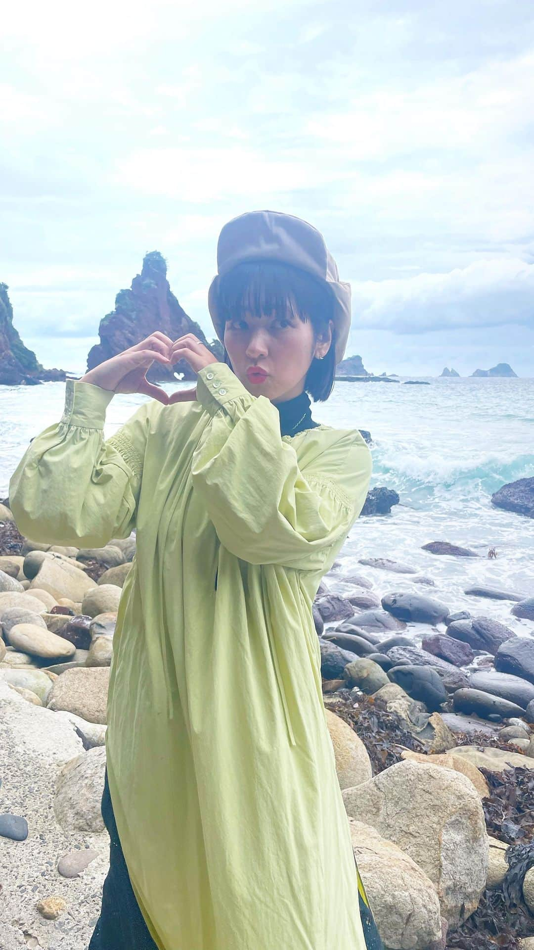 近藤夏子のインスタグラム：「✨隠岐の島海士町✨ フェリーくにが➡️キンニャモニャセンター➡️あまんぼー➡️隠岐神社➡️明屋海岸➡️宇受賀命神社  フェリーくにがはとにかく揺れました🫨w そんな旅のスタート▶️ ※私は全然船酔いしなかったけど、苦手な人は要注意 キンニャモニャセンターでお昼食べたりして、今回はバスで海士町をまわりました🚌 ってかっこよく言ってるけど、なんの予定も立ててなくて、自転車もレンタカーも🈵だったの🫠w(あまんぼーも乗れなかったw) バスは待ち時間長めやからゆるり旅の人はいいと思うます🙋‍♀️ 隠岐神社の狛犬は子どもがお腹のところにいるという珍しいやつなので要チェック☑️ 本殿の扉には隠しハートが😍 ハート岩がある明屋海岸は波に濡れることなく近くまで行くミッションが結構スリルあって楽しかったよ🌊w ハート岩の❤️は、めーーーーっちゃ❤️で可愛かった🫰 宇受賀命神社は鳥居からのまっすぐな一本道が気持ちよくてかなりオススメスポットです🫶 次はキンニャモニャ祭りに参加したいなぁ🤤  #隠岐島 #隠岐の島 #海士町 #フェリーくにが #キンニャモニャセンター #隠岐神社 #明屋海岸 #明屋海岸ハート岩 #宇受賀命神社 #島根県 #島根県観光大使 #遣島使 #近藤夏子の島根っここ行きんさい」