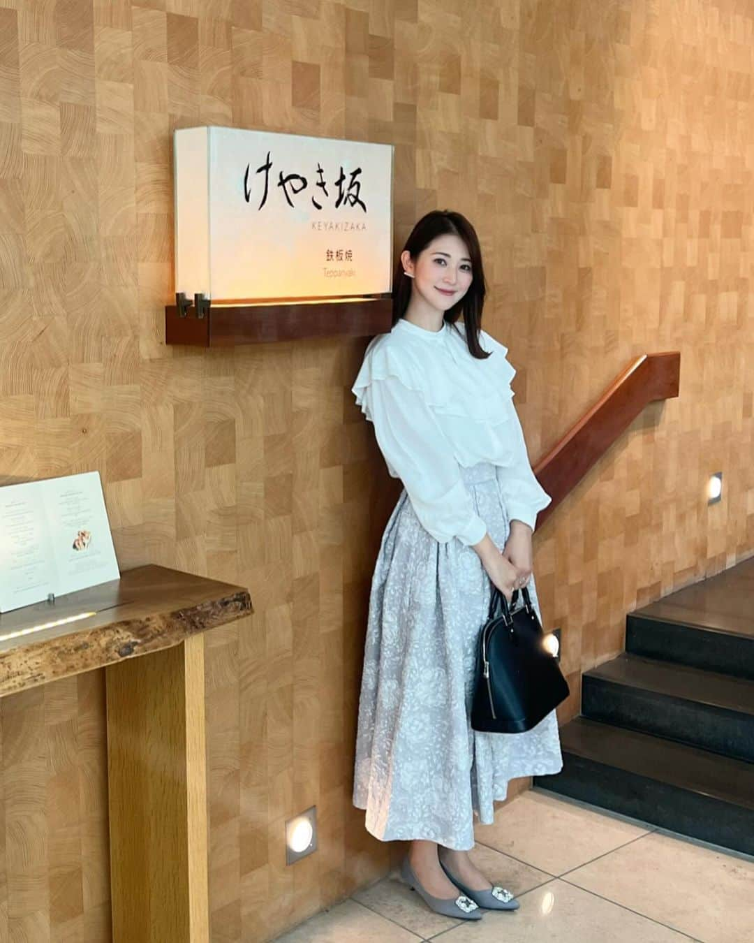 Sayuri（岸岡小百合）のインスタグラム：「* Grand HYATT TOKYO4階にある 鉄板焼きのおみせ「けやき坂」に伺いました🍁  お店はくるみ材の鉄板焼テーブルをはじめ、 和紙や杉、オークを組み合わせた スタイリッシュで温かい雰囲気🍷  今の時期は松茸のメニューも楽しむことができます🍄 甘鯛と共に焼かれた松茸は本当に香りが華やかで、 美味しかったなぁ😭✨  お肉も3種類のソースとオリジナルのお塩で 味を変えながら楽しむことができました🥩  デザートは目の前でフランベしていただいた後、 吹き抜けのある明るい空間に移動して 食後のtea coffeeと共にいただくことができます🍐  カフェラテも提供していただけて嬉しさ倍増😆♡  また伺いたい素敵なお店でした🎵  ちなみにこの日のスカートは @huit_bouquet のもの。 ボリュームがあってお値段以上♡ 品もあってとーっても可愛いのでおきにいりです🤍  #けやき坂　 #グランドハイアット東京  #鉄板焼き #鉄板焼きけやき坂 #松茸 #サーロイン　#東京ランチ #購入品　#huitbouquet  #jointspace  #秋の味覚　#松茸」