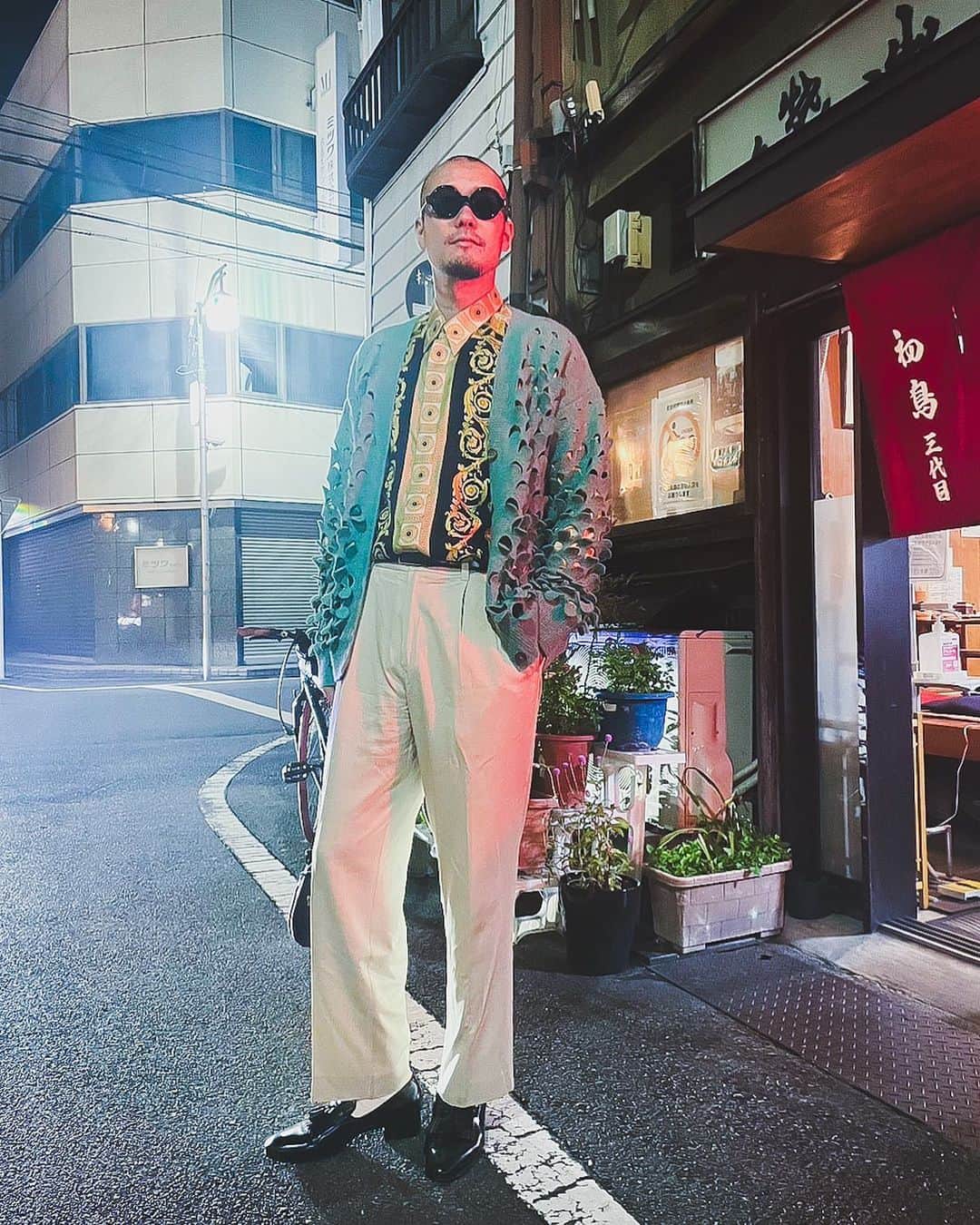 青木カズローのインスタグラム：「カーディガンの季節だな🤔」