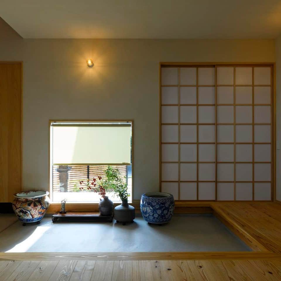 家づくりの本ふくおか・さがさんのインスタグラム写真 - (家づくりの本ふくおか・さがInstagram)「.  大人の暮らしを楽しむ スローライフの家 －－－－－－－－－－ 長崎材木店 @nagasaki_architect －－－－－－－－－－  テーマは大人が楽しめる和モダン。和の設えと遊び心がそこここに施され、心地よさとゆとりを感じる贅沢なしつらえ。  “里山”をイメージし、家を囲むように植栽をした外構。ブラウンベージュの外壁が、天然木と緑にしっくりと馴染む。 一見平屋のようだが、2階にロフト空間のある1.5階建て。何といっても特徴的なのは、玄関を開けると広がる広い土間スペース。リビングをぐるりと囲むようにL字型に設けられた土間には、ペレットストーブやご夫妻の趣味である釣り竿置きを設置。大きな吹き抜けの開放的なLDKは、ダイニングキッチンを床から一段高くして空間に変化を加え、カウンターとダイニングテーブルを一体化したオープンキッチンは、さながら和食料理屋のよう。  もちろん、見た目だけの良さでなく機能性＆実用性もバッチリ。床は足触りが心地よい、杉の“うづくり”を採用。収納スペースを十分に確保し、生活感が出る家電も収納。スッキリ見えを叶えた。  －－－－－－－－－－－－－－－－－－－－ 詳しくは現在販売中の 【家づくりの本 ふくおか・さが 2023夏号 No.60】でご覧ください。 　 【ご購入はこちらから】 https://fukunavi.stores.jp/items/64a245946cb14b002b73ceb2 －－－－－－－－－－－－－－－－－－－－ 　 ■長崎材木店 福岡東スタジオ [所] 福岡県古賀市天神5-10-3 [☏]　092-942-2754 //////////////////////// 　 【家づくりの本】 → @iedukuri.fukuoka  　 【フクオカリノベ】 → @fukuoka_renovation  　 　 #家づくりの本 #シティ情報ふくおか  #マイホーム #暮らしを楽しむ  #新築 #戸建て #注文住宅  #家づくり  #福岡 #福岡新築 #福岡家づくり  #家づくりのヒント #暮らしのヒント  #かっこいい家 #お洒落な家 #自然素材の家  #インテリア #インテリアデザイン  #住まい #暮らし #家 #住まいづくり  #工務店　#施工事例 #長崎材木店 #長崎材木店一級建築士事務所」10月11日 13時26分 - iedukuri.fukuoka