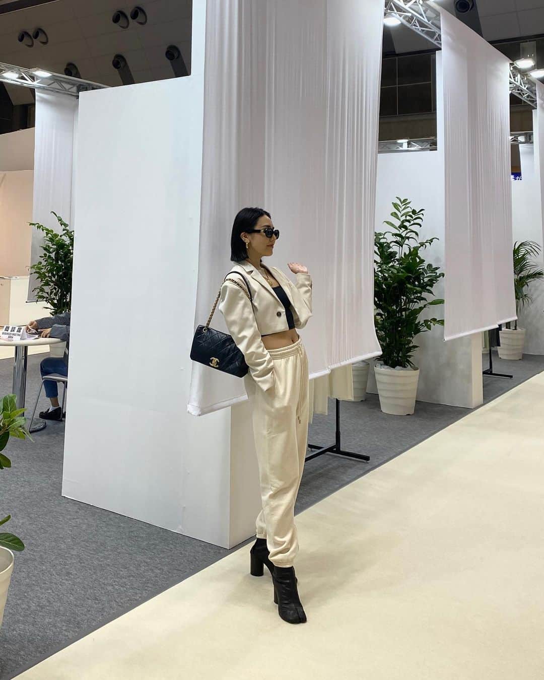 加藤澪のインスタグラム：「FaW TOKYO（ファッションワールド東京）【秋】@fashionworld_dg  画像1枚目の背景にあるブランドはリサイクルポリやリサイクルシルク、リサイクルコットンなどを使用した製品を作っていて、その種類の多さに感心したの🤍 画像3〜4枚目のブランドはアルパカ🦙の毛を使っていて一見サスティナブルとは正反対？と思うんだけど、お話を聞いたら全然違ったの。富士山より標高の高いところに住んでいるアルパカは、寒さに強くはあっても、厳しい寒さによって亡くなってしまう子たちもいるそうで、その亡くなってしまった子たちの毛を使わせもらってるんだって！かぶってみたら寒さに強いだけあって本当に温かくて、亡くなってしまったアルパカたちに感謝して暖をもらおうって思った🤲🏾毛皮のものは私は新しく買うことには抵抗あって、ヴィンテージのものを買ったり、親からの譲り受けのものしか持ってないんだけど、このブランドさんの取り組みには共感できたなぁ🫶🏾  #PR#fawtokyo #FaWTOKYO_spirit#デジタルファッション#サステナブルファッション#フェムケア#メタバース #サステナブルコーデ#サステナブル#ファッションワールド東京#fashionworldtokyo」