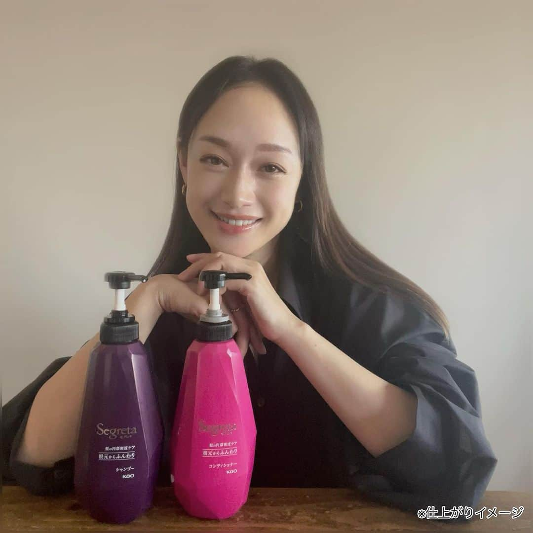 田中マヤのインスタグラム：「スキンケア選びと同じように ヘアも年齢に合わせてケアしたいですよね✨   私…シャンプー難民だわ…という方も多いはず🥹   大人の髪悩みは増えるばかり…🥲 年齢やダメージとともに髪の内部脂質が減少して空洞化することが原因。   パッケージリニューアルした ⚫︎セグレタ シャンプー・コンディショナー  根元からふんわりタイプ   セグレタで、 内部密度ケア*1 補修成分セラミドS*2が髪内部に浸透・補修 髪内部の繊維にうるおいを与えて、ふっくらさせ空洞を補修✨   髪の仕上がりはドライヤーで乾かした後にわかるよね!🤭 ペチャっとなりやすい私の髪が ふんわりボリューム感ある仕上がりに✨ リピート率が高いのも納得です😌   これまでの紫色がブランドカラーの "根元からふんわり"タイプに加えて 新しく緑色の "うねる髪もまとまる"タイプ も新発売✨   悩みによって選べるようになりました!   “根元からふんわり“タイプのシャンプーはノンシリコーン処方 ！ コンディショナーは根元からつけて ふんわり仕上がる独自処方✨     大人の髪悩みに寄り添うセグレタ✨ 見かけたら手に取ってみてください✨   思い通りに仕上がると気分も前向きになりますね🤭   *1 年齢やダメージとともに髪の内部脂質が減少することで空洞化し、内部密度が低下した髪を補修 *2 ビスメトキシプロピルアミドイソドコサン  #PR #セグレタ #髪の内部密度ケア #髪内部を補修 #ヘアケア #美髪 #美髪ケア」