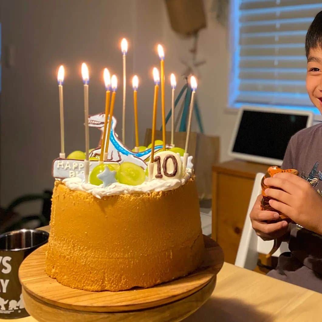 aicoco0202さんのインスタグラム写真 - (aicoco0202Instagram)「𝚆𝚎𝚎𝚔𝚎𝚗𝚍…♡ . . . . . この3連休はちょっと早めだけど 息子のお誕生日パーティーを開催👦🎉 . . . . 毎年たのしみにしてくれている お誕生日ケーキのリクエストは、 今年はジュラシックワールドのブルーと シャインマスカットがのったケーキ！ ということでこんな感じになりました🦖 . ベースはプレーンシフォン🎂✨ . リアルな恐竜を描くのは なかなかむずかしくて 若干トカゲチックだけど笑、 息子が喜んでくれたのよきよき。 . . . . 夜は毎年定番な角上のお刺身で 手巻き寿司パーティー🍣！ . 子どもたちの好きなネタをたんまり買い込んで あとはパパがカニの味噌汁を作ってくれ、 立派なアジはばぁばが南蛮漬けにしてくれました🙏 . . さらに娘は肉も食べたいということで ステーキをプラスしたらすごいボリューム。笑 . 食べ切れるのかな？と思ったけれど さすが食べ盛りの子どもたち、 きれいに完食でした🤣🤣🤣 . . . . . 早いもので、息子も気づけばもう10歳。 . こんな風にあと何回、 家族で揃ってお祝いできるかな〜🥹 . . . . . #MartWEEKENDER#雑誌Mart#家族で過ごす週末#ときめく週末#小学生ママ#誕生日ケーキ#スポーツママ#HAPPYBIRTHDAY#お誕生日パーティー#誕生日ケーキ#キャラクタープレート#ジュラシックワールド#恐竜好き#Mart#暮らしを楽しむ」10月11日 13時31分 - aicoco0202