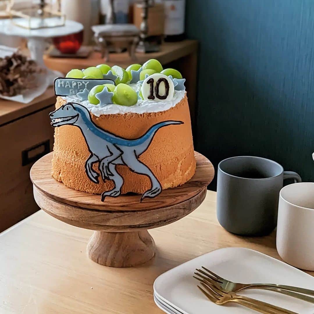 aicoco0202のインスタグラム：「𝚆𝚎𝚎𝚔𝚎𝚗𝚍…♡ . . . . . この3連休はちょっと早めだけど 息子のお誕生日パーティーを開催👦🎉 . . . . 毎年たのしみにしてくれている お誕生日ケーキのリクエストは、 今年はジュラシックワールドのブルーと シャインマスカットがのったケーキ！ ということでこんな感じになりました🦖 . ベースはプレーンシフォン🎂✨ . リアルな恐竜を描くのは なかなかむずかしくて 若干トカゲチックだけど笑、 息子が喜んでくれたのよきよき。 . . . . 夜は毎年定番な角上のお刺身で 手巻き寿司パーティー🍣！ . 子どもたちの好きなネタをたんまり買い込んで あとはパパがカニの味噌汁を作ってくれ、 立派なアジはばぁばが南蛮漬けにしてくれました🙏 . . さらに娘は肉も食べたいということで ステーキをプラスしたらすごいボリューム。笑 . 食べ切れるのかな？と思ったけれど さすが食べ盛りの子どもたち、 きれいに完食でした🤣🤣🤣 . . . . . 早いもので、息子も気づけばもう10歳。 . こんな風にあと何回、 家族で揃ってお祝いできるかな〜🥹 . . . . . #MartWEEKENDER#雑誌Mart#家族で過ごす週末#ときめく週末#小学生ママ#誕生日ケーキ#スポーツママ#HAPPYBIRTHDAY#お誕生日パーティー#誕生日ケーキ#キャラクタープレート#ジュラシックワールド#恐竜好き#Mart#暮らしを楽しむ」