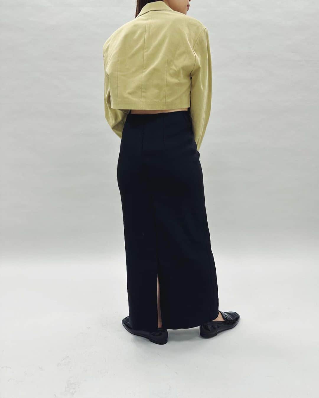 エディットフォールルさんのインスタグラム写真 - (エディットフォールルInstagram)「. abc LULU new skirt 10.12 11:00 re pre order start  abc back slit strech tight skirt col:white,black size:34,36,38  ¥22,000 in tax  LULU定番のタイトなシルエットのスカートが再予約開始。  イタリアメーカーのレーヨンと麻で織られた、ストレッチ素材を使用しています。 張りがありながらもふっくらと柔らかくしなやかな落ち感があり、毛羽の少ないきめの細かい麻を使用しているので、一般的な麻に比べて綺麗な光沢があります。  定番のストレッチタイトスカートよりもやや生地が厚くしっかりとしていて全体的にゆとりがあるシルエット。 上端・裾・スリットはメロウ始末にすることで軽やかに仕上げました。 程よい深さのスリットが足をすっきりとみせてくれます。  .」10月11日 13時31分 - editforlulu_official