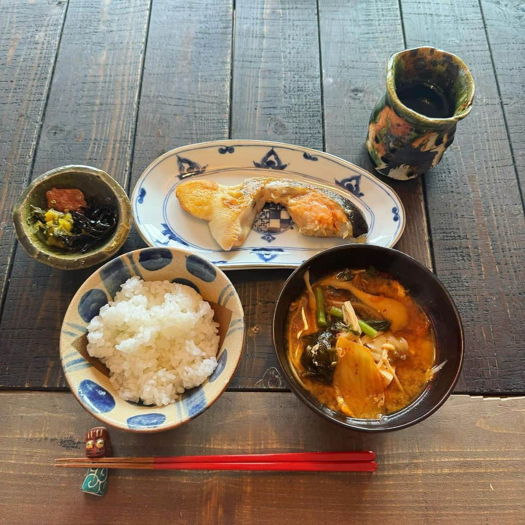 島谷ひとみのインスタグラム：「新米はおいしいですね🍚🥢  本日のブランチです。  チゲ味噌スープにしました〜。  急に身体冷えるもんで。  卵も落として忍ばせておりますw🥚  あ、昨夜友達がピンポーン❗️と家に遊びにきてくれたから写真撮ることも食べることも忘れていたけど、いくらの醤油漬け作ったさね🔴。  筋子から剥がすのおもしろかったーん‼️  美味しくできてる‼️はずw  しかし解すと少ししか無い件。  また作ろっと‼️  ただ、手からザルから洗っても洗っても匂いが取れませんwww  なので、私みたいにお風呂入る前に作るのオススメですw  ってどうでもいいねw  さて‼️  #おうちごはん #私の豊かな暮らしごと #チゲ味噌スープ #最初ごま油でキムチを炒めるのがポイントw #島谷製作所 #島谷ひとみ」