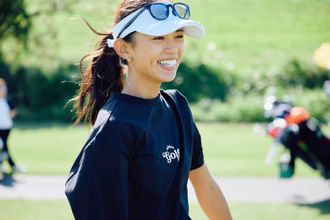 坪井ミサトのインスタグラム：「adidas Golf OUR[FAIR]WAY.  Specialラウンドに参加してきました⛳️ @adidasgolf   全部楽しそう🥰 Photo by @aya_dream04 📷 あやさんいつも素敵な写真 ありがとうございます😊  みんなで全身adidasコーデ💗 おしゃれでスポーティーで 機能性も良くて、私の好みすぎます🥹  河川敷で風が強くて 130ヤード飛ぶクラブで 100ヤードしか飛ばなかったのは笑いました🤣  久々に叩いたので また練習頑張ります🤣🔥 ゴルフって楽しいー！！！  #adidas #adidasgolf #golf #golfgirl #ゴルフ女子 #本気ゴルフ #ゴルフウェア #golfwear #sport」