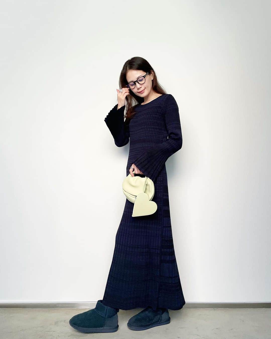 のインスタグラム：「Comfy in fall. ・ ・ ・  急に涼しくなったので 出番待ちだったリブニットワンピがやっと着れた☺︎  フレアスリーブとマーメイドラインが女子っぽくて可愛いの♥︎  ・ ・ ・ #charol_official  #emuaustralia」