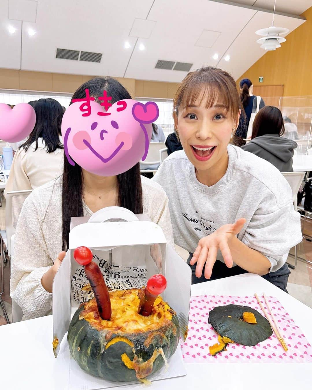 みきママさんのインスタグラム写真 - (みきママInstagram)「【かぼちゃグラタンケーキです！！】  私の大学のお友達が20歳になったので、私「何食べたい？」って聞いたら、  お友達「かぼちゃがたくさん食べたいです！」ってさ。可愛いな〜🤣🤣🤣  そしたら、れんくん「6時20分までに弁当作って。」ってさ。中間テスト勉強するんだって。偉い‼️  小麦粉の代わりにかぼちゃでとろみをつけて、隠し味にカレー粉を入れました❤️かぼちゃグラタンのレシピはYouTubeにあります😇😇😇  そしたらさ、お友達「マカロニが大き〜外側はスープにします！」ってさ。ろうそくももりもり食べてくれました❗️  20歳楽しんでください❤️❤️❤️  #みきママ　#時短　#誕生日 #鶏もも肉 #おにぎり #かぼちゃ  #料理 　#かぼちゃグラタン #弁当　#鶏肉 #20歳 #高校生 #男子弁当　 #japanesefood #obento #onigiri #japan #birthday」10月11日 13時53分 - mikimama_official