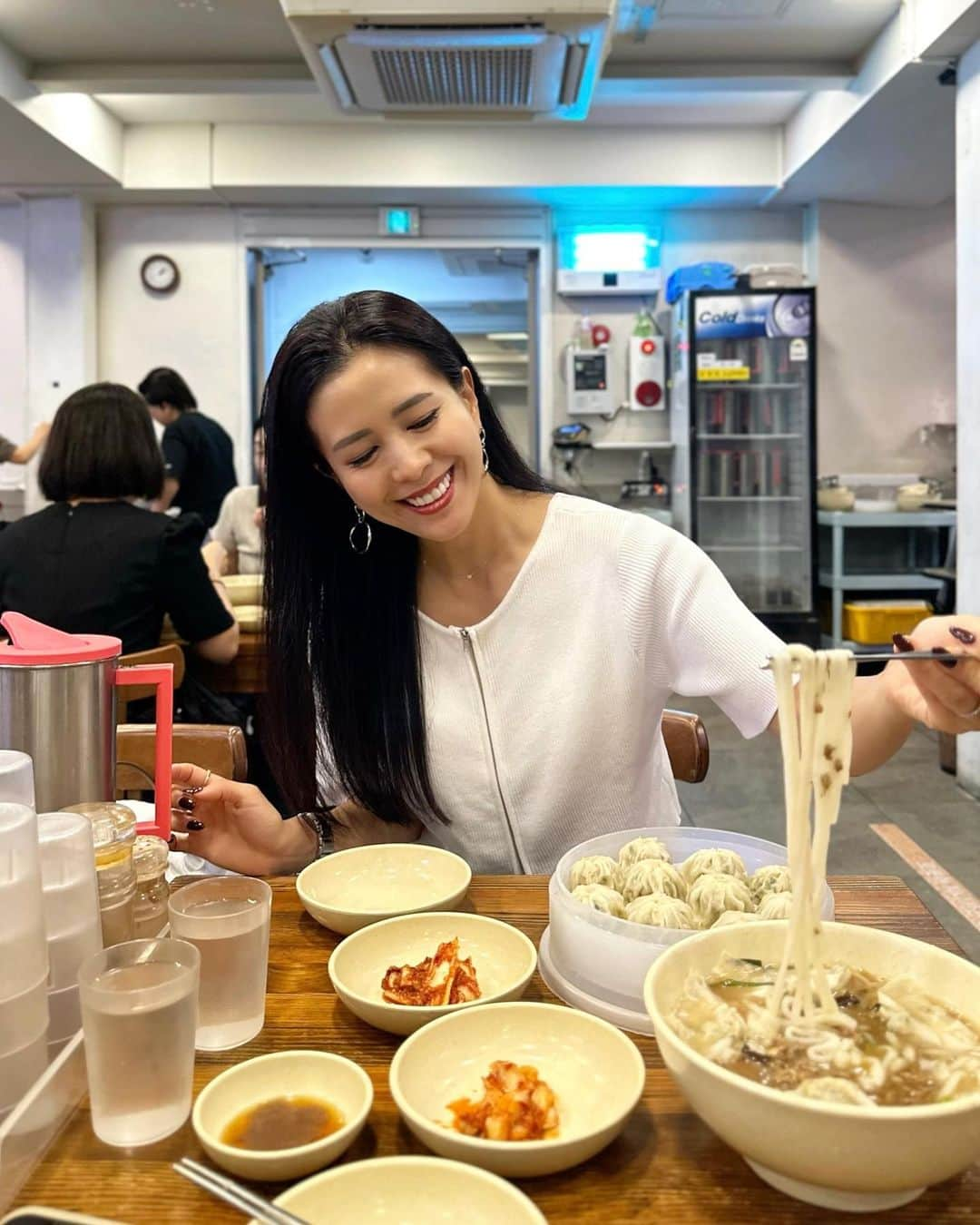 黒田麻理耶のインスタグラム：「🇰🇷🥟🍜 . 韓国といえば…やはり「明洞餃子」✨ 10年ぶりに行ったーーー🥹 そしたら配膳ロボットが活躍してたーーー🤖 . 昔はすごく並ぶイメージだったけど、店舗によるのかな？ 13:00頃行くとすぐに入れました🙆‍♀️ メニューは4種類のみ、お決まりのこちらの2品を❣️ …だいぶ値上がりしたなぁ😇 . ■カルグクス (10,000ウォン) □マンドゥ (12,000ウォン) . 口に入れた瞬間、これこれこれ🥹❣️ 懐かしいーーーって言葉が出ちゃったよ🤭 . あと、ここのキムチがすごく好き🥬🧡 辛くてニンニクたっぷり🧄 これはもうビールが飲みたくなるんだけど、 アルコール類は置いてないんだよな😇 お会計は約2,500円でした💴 . #明洞餃子  #명동교자  #明洞  #韓国 #韓国ランチ  #韓国グルメ  #칼국수　#만두 #韓国旅行  #まりさと旅行  #mariyagourmet」