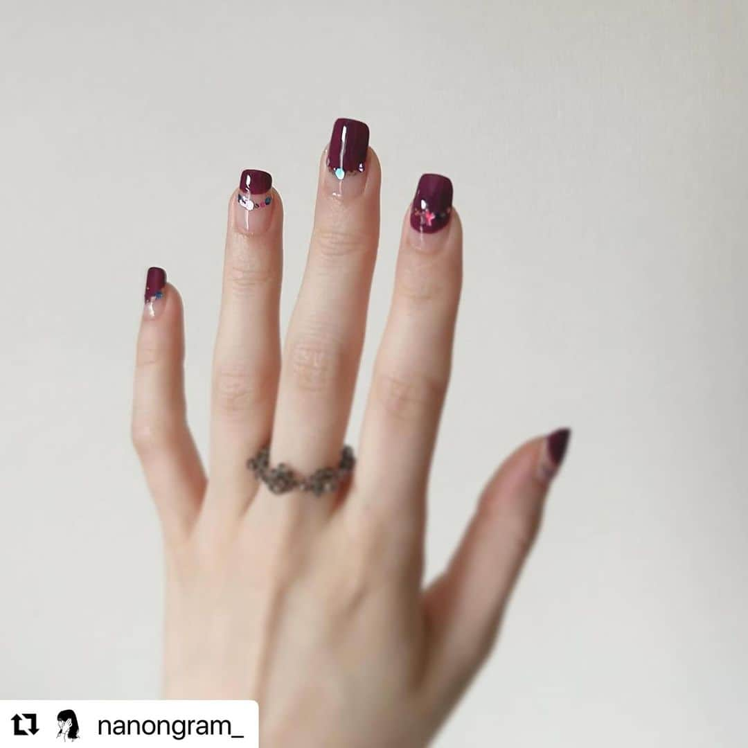 【PLANET NAIL（プラネット ネイル）】公式さんのインスタグラム写真 - (【PLANET NAIL（プラネット ネイル）】公式Instagram)「✰✰✰✰✰✰✰✰✰✰✰✰✰✰✰✰ PLANET Girl🪐 @nanongram_ さま♡  PLB29 捻じ曲げられた宇宙 PLB34 守護星のウィンク を使ったとってもキュートなハロウィンネイルのご紹介です🎃✨ ╍ ╍ ╍ ╍ ╍ ╍ ╍ ╍ ╍ ╍ ╍ ╍ ╍ ╍ ╍ ╍ ╍  ついに始まりました！ #planetハロウィンコンテスト2023 💕 今回は魔女をイメージして塗ってみました🧙‍♀️  魔女独特のアクセサリーや、 魔法をかけるときのエフェクトをラメで表現しています🪄︎︎✨ カラフルに仕上げたかったので 暖色系の #plb34 と寒色系の #plb29 を使いました☺️ 角度を変えると別々のラメが輝いて気分も上がります🎶  コンテストは~10/31 ハロウィン当日まで応募出来ます！ 詳細は @planet.jp 様公式の固定投稿をご覧下さい💁‍♀️  ••┈┈••✼••┈┈••✼••┈┈••✼••┈┈••✼ 使用したネイル  ブルーラメ @planet.jp  #plb29   カラフルラメ @planet.jp  #plb34   パープル @nailholic_kose  #pu110   #ネイル #セルフネイル #プチプラ #プチプラネイル #ネイルホリック #planetnail #ラメネイル #プラネットネイル #planetgirl #ネイル好きさんと繋がりたい #セルフネイラーさんと繋がりたい #nail #ハロウィンネイル」10月11日 13時49分 - planet.jp