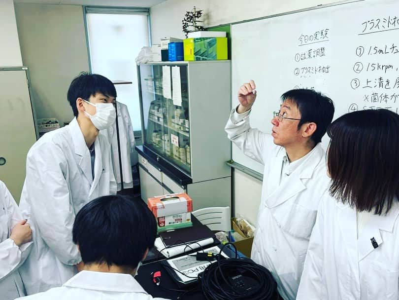 [公式]大阪ハイテクノロジー専門学校さんのインスタグラム写真 - ([公式]大阪ハイテクノロジー専門学校Instagram)「先日のバイオ・再生医療学科授業の様子をご紹介✨ 「分子生物学実習」では、基本的なDNAの扱い方を学びました！ 大腸菌を大量培養し、専用のチューブ内で大腸菌の細胞膜を壊してDNAを抽出、エタノール沈殿で精製します。 初めて行う実験でしたがクラスメイトと相談し、試行錯誤しながら頑張っていました👍  #バイオ #再生医療 #再生医療技術者 #医薬品業界 #駅近 #新大阪駅徒歩5分 #就職率100% #オープンキャンパス」10月11日 13時51分 - osakahightech
