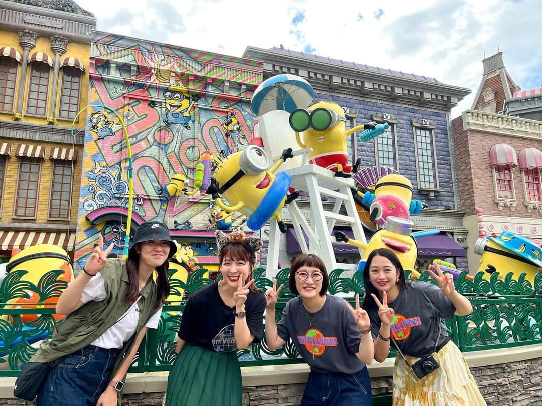 松浦志穂さんのインスタグラム写真 - (松浦志穂Instagram)「USJハロウィン🎃👻🧟‍♀️🧟 メ〜テレの ドデスカ！ドようびデス。のレコメンドデスカ！で行かせてもらいました。放送地域外の方もYouTubeで見れるのでドデスカ！を検索して大絶叫してる我々をぜひ見てね👻  空き時間もずっと園内をテクテク🚶スタッフさんたちと撮った写真は全員良い顔過ぎてタウンワークの「皆仲良く福利厚生の行き届いた会社です」に載れるね ノーリミットで一日中楽しみ尽くしたよ✌️USJの色々な仕掛けは隅々まで楽しくて興奮して夕方突如現れた虹🌈もUSJの演出かと思った。  #usj  #ハロウィン #メーテレ」10月11日 14時02分 - matushiho