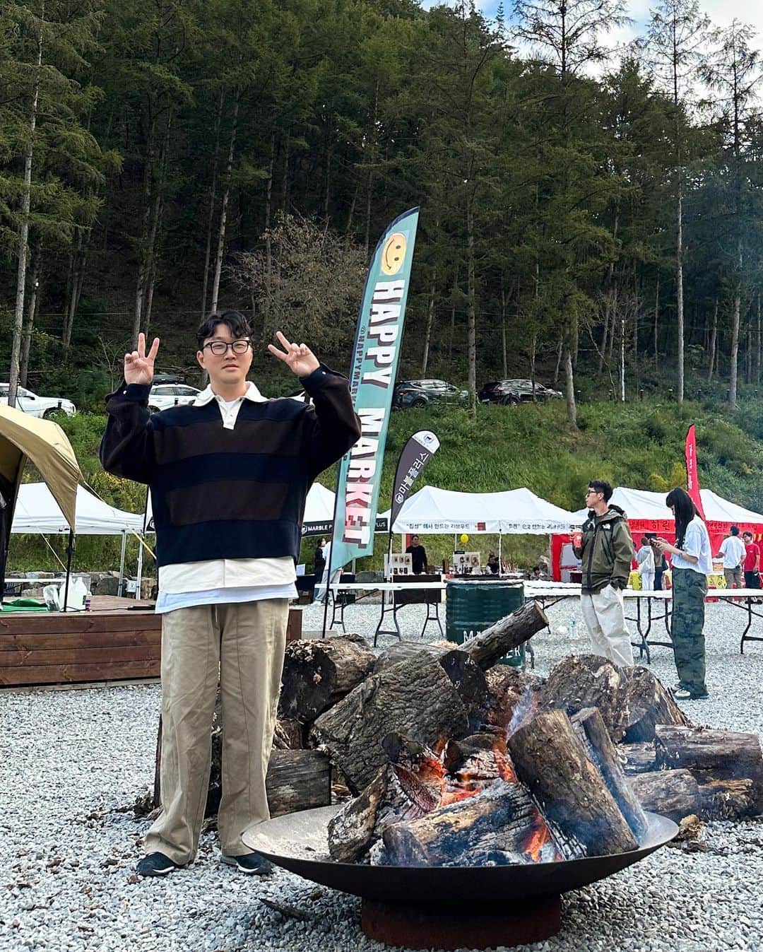 가로수길 , Seoulのインスタグラム：「2박3일동안 몇킬로 쪘을까??  너무 즐거웠던 해피마켓 페스티벌. 즐길거리 너무 많아서 배부를때 쓱 돌아보면서 구경하기 너무 좋았음   1년만의 캠핑에 또 친구들이랑 함께한 캠핑은 처음이라 그 재미도 가득  낮에는 작업하고 밤에는 부어라 마셔라하고 별 보면서 이 생각 불멍 하면서 저 생각 .   그때가 그립더라 .  초대 해주셔서 감사합니다 @jeeppeu 🫶🏻🫶🏻🫶🏻🫶🏻🫶🏻🫶🏻🫶🏻🫶🏻🫶🏻💕」