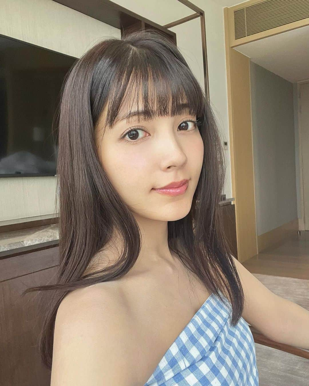 南里美希のインスタグラム：「❤︎  めずらしくピンクリップのひ🩷💄  みなさん今日も素敵な1日をお過ごしください😉  #selfie」