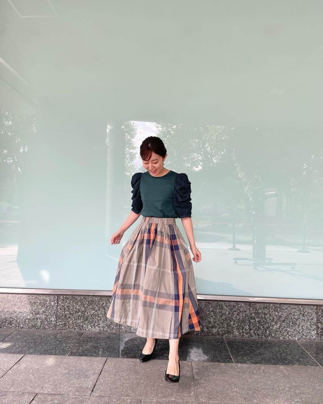 豊崎由里絵さんのインスタグラム写真 - (豊崎由里絵Instagram)「. 10月1日から TOKYO MX「モニフラ」リニューアル！ 地下のスタジオから、 6:59放送開始となっています✨👏  写真は外で撮る派なんですが 地下のスタジオにお引越ししたことで 外で写真を撮ることができなくなり… 毎回撮影場所を探し求めていますが なかなかしっくりくる場所にまだ出会えていません😳  衣装はこちら。  🍀9/25(月)【ラベンダー小花柄セットアップ】 →@la_boutique_bonbon_official  🍀9/26(火)【イエローカーディガン＋イエロー小花柄スカート】 →@la_boutique_bonbon_official  🍀9/27(水）【ベージュマルチストライプワンピース】 →@pitchoune__official  🍀9/29(金)【グリーンボリュームスリーブトップス＋カーキ×オレンジチェックスカート】 →@la_boutique_bonbon_official  🍀10/2(月)【白レースブラウス＋イエローテーパードパンツ】 ブラウス→@m_maglie_le_cassetto_official パンツ→@its_international_official_  🍀10/3(火)【ピンクダンボールニット＋黒レーススカート】 ニット→@elfrank.official スカート→@m_maglie_le_cassetto_official  🍀10/4(水）【白バンドカラーブラウス＋ブラウンチェックベスト＋ブラウンスリットパンツ】 ブラウス→@its_international_official_ ベスト＋パンツ→@superiorcloset_ined_official  🍀10/6(金)【グリーン袖レースカットソー＋白パンツ】 →@elfrank.official」10月11日 14時06分 - yurietoyosaki