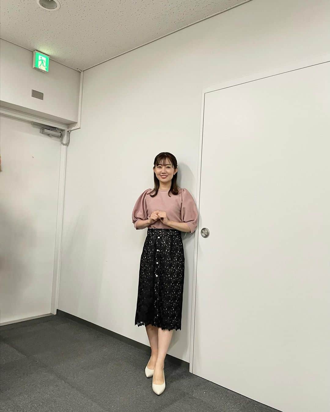 豊崎由里絵さんのインスタグラム写真 - (豊崎由里絵Instagram)「. 10月1日から TOKYO MX「モニフラ」リニューアル！ 地下のスタジオから、 6:59放送開始となっています✨👏  写真は外で撮る派なんですが 地下のスタジオにお引越ししたことで 外で写真を撮ることができなくなり… 毎回撮影場所を探し求めていますが なかなかしっくりくる場所にまだ出会えていません😳  衣装はこちら。  🍀9/25(月)【ラベンダー小花柄セットアップ】 →@la_boutique_bonbon_official  🍀9/26(火)【イエローカーディガン＋イエロー小花柄スカート】 →@la_boutique_bonbon_official  🍀9/27(水）【ベージュマルチストライプワンピース】 →@pitchoune__official  🍀9/29(金)【グリーンボリュームスリーブトップス＋カーキ×オレンジチェックスカート】 →@la_boutique_bonbon_official  🍀10/2(月)【白レースブラウス＋イエローテーパードパンツ】 ブラウス→@m_maglie_le_cassetto_official パンツ→@its_international_official_  🍀10/3(火)【ピンクダンボールニット＋黒レーススカート】 ニット→@elfrank.official スカート→@m_maglie_le_cassetto_official  🍀10/4(水）【白バンドカラーブラウス＋ブラウンチェックベスト＋ブラウンスリットパンツ】 ブラウス→@its_international_official_ ベスト＋パンツ→@superiorcloset_ined_official  🍀10/6(金)【グリーン袖レースカットソー＋白パンツ】 →@elfrank.official」10月11日 14時06分 - yurietoyosaki