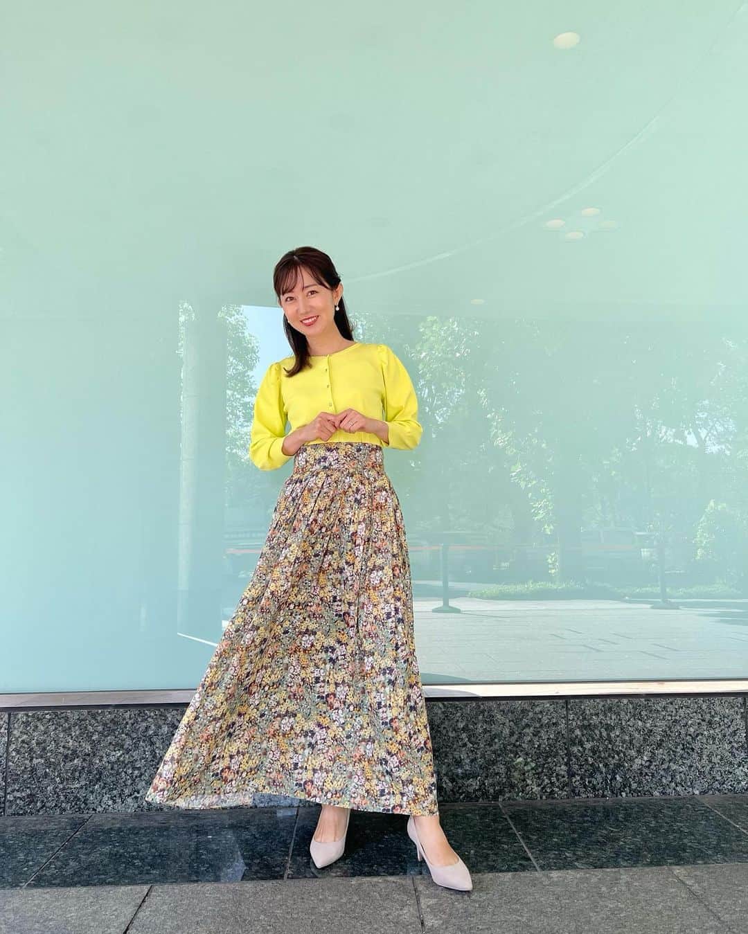 豊崎由里絵さんのインスタグラム写真 - (豊崎由里絵Instagram)「. 10月1日から TOKYO MX「モニフラ」リニューアル！ 地下のスタジオから、 6:59放送開始となっています✨👏  写真は外で撮る派なんですが 地下のスタジオにお引越ししたことで 外で写真を撮ることができなくなり… 毎回撮影場所を探し求めていますが なかなかしっくりくる場所にまだ出会えていません😳  衣装はこちら。  🍀9/25(月)【ラベンダー小花柄セットアップ】 →@la_boutique_bonbon_official  🍀9/26(火)【イエローカーディガン＋イエロー小花柄スカート】 →@la_boutique_bonbon_official  🍀9/27(水）【ベージュマルチストライプワンピース】 →@pitchoune__official  🍀9/29(金)【グリーンボリュームスリーブトップス＋カーキ×オレンジチェックスカート】 →@la_boutique_bonbon_official  🍀10/2(月)【白レースブラウス＋イエローテーパードパンツ】 ブラウス→@m_maglie_le_cassetto_official パンツ→@its_international_official_  🍀10/3(火)【ピンクダンボールニット＋黒レーススカート】 ニット→@elfrank.official スカート→@m_maglie_le_cassetto_official  🍀10/4(水）【白バンドカラーブラウス＋ブラウンチェックベスト＋ブラウンスリットパンツ】 ブラウス→@its_international_official_ ベスト＋パンツ→@superiorcloset_ined_official  🍀10/6(金)【グリーン袖レースカットソー＋白パンツ】 →@elfrank.official」10月11日 14時06分 - yurietoyosaki