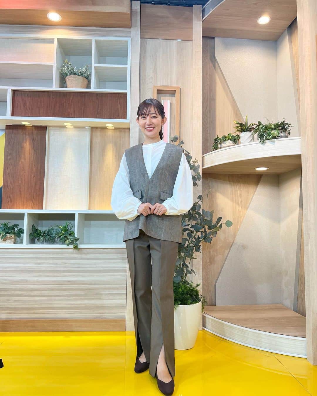 豊崎由里絵さんのインスタグラム写真 - (豊崎由里絵Instagram)「. 10月1日から TOKYO MX「モニフラ」リニューアル！ 地下のスタジオから、 6:59放送開始となっています✨👏  写真は外で撮る派なんですが 地下のスタジオにお引越ししたことで 外で写真を撮ることができなくなり… 毎回撮影場所を探し求めていますが なかなかしっくりくる場所にまだ出会えていません😳  衣装はこちら。  🍀9/25(月)【ラベンダー小花柄セットアップ】 →@la_boutique_bonbon_official  🍀9/26(火)【イエローカーディガン＋イエロー小花柄スカート】 →@la_boutique_bonbon_official  🍀9/27(水）【ベージュマルチストライプワンピース】 →@pitchoune__official  🍀9/29(金)【グリーンボリュームスリーブトップス＋カーキ×オレンジチェックスカート】 →@la_boutique_bonbon_official  🍀10/2(月)【白レースブラウス＋イエローテーパードパンツ】 ブラウス→@m_maglie_le_cassetto_official パンツ→@its_international_official_  🍀10/3(火)【ピンクダンボールニット＋黒レーススカート】 ニット→@elfrank.official スカート→@m_maglie_le_cassetto_official  🍀10/4(水）【白バンドカラーブラウス＋ブラウンチェックベスト＋ブラウンスリットパンツ】 ブラウス→@its_international_official_ ベスト＋パンツ→@superiorcloset_ined_official  🍀10/6(金)【グリーン袖レースカットソー＋白パンツ】 →@elfrank.official」10月11日 14時06分 - yurietoyosaki