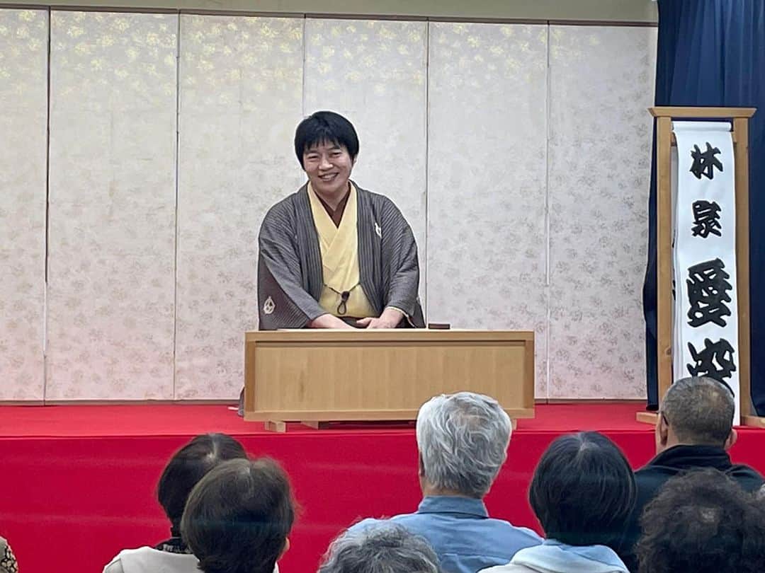 林家愛染のインスタグラム：「月曜日は新生・七福座さんでたっぷり愛染の会でした。ご来場くださいました皆さま、ありがとうございました😊 少し肌寒い一日でしたが、高座上では汗だくになっておりました💦  次は新年1月8日にあの團治郎さんとの二人会です。皆さまこちらもよろしくお願いしまーす！」