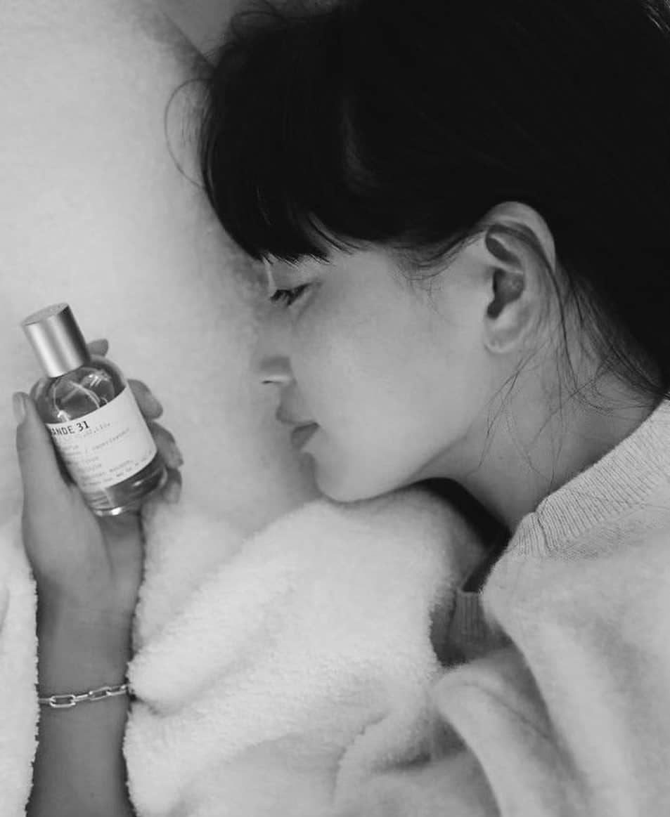 JUNNAのインスタグラム：「@ellejapan @elleshop_jp   ELLE ONLINEにて  スタイルのある人が選ぶ “香り”、5つのマイルール  を掲載いただいています♡  大好きな @lelabofragrances の香りと共に。  ストーリーズにURLを、貼っております♡是非ご覧下さい  着用しているニットは #ETREハーフスリーブヘアリーニットプルオーバー  #lelabofragrances」