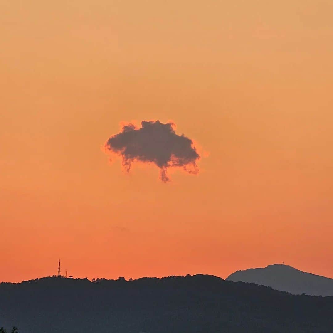 カン・ソグのインスタグラム：「쾌청한 가을 날씨 였던 어제 오후 구름의 모습을 보며 UFO를 처음 떠 올렸다」