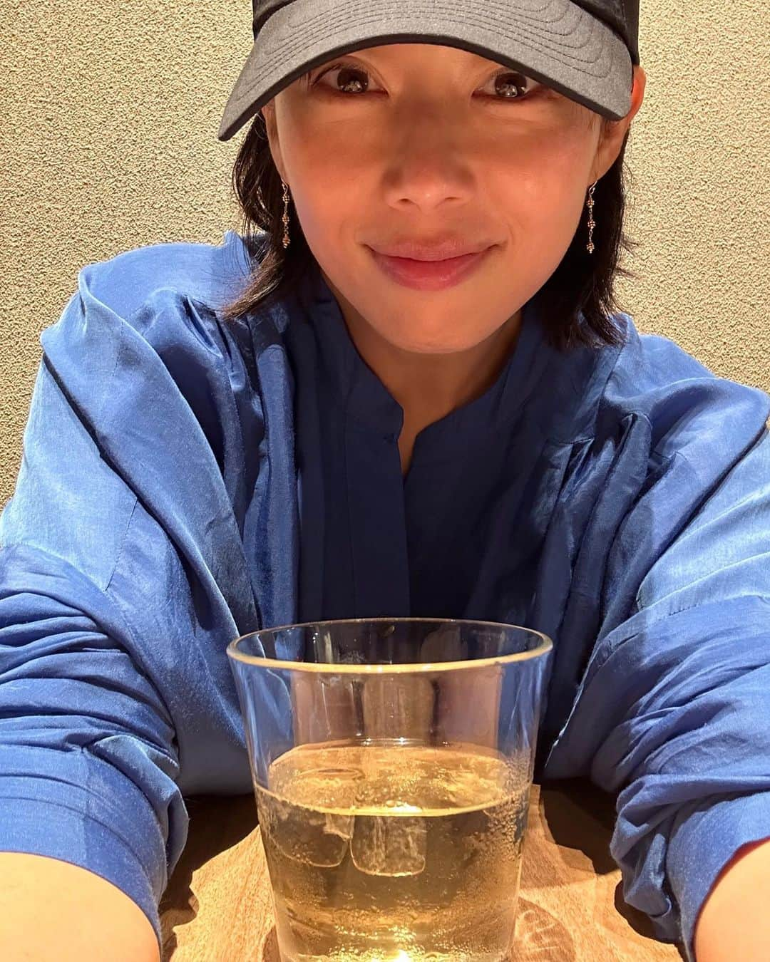 井上和香のインスタグラム：「. ママ友にフェイシャルとリンパマッサージをしてもらいスッキリ🤗💕  からの、1人ランチ〜✨  幸せな休日だわー🥰  #1人時間 #体の疲れがスッキリ #ありがとうママ友」