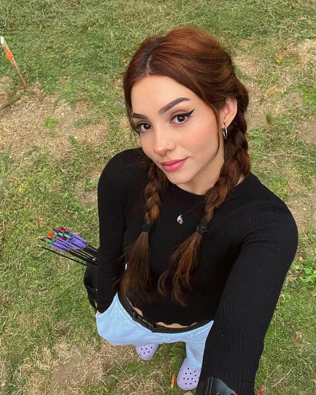バレンティナ・アコスタ・ギラルドのインスタグラム：「Today was a fun and peaceful practice day ✨. First I was playing some of my chill bangers, but then I decided to enjoy the silence and get into the shooting as a meditation. I love the sound of the crickets and the birds 🥹 and SZA’s voice just made the moment more magical 😮‍💨. Also I thought that carrying the target and put it on place was going to be a really annoying thing to do, but I’m lowkey enjoying it, it makes me feel strong lmao 😛」