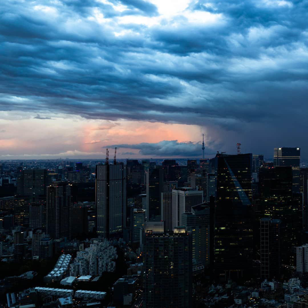 Tokyo City View 六本木ヒルズ展望台さんのインスタグラム写真 - (Tokyo City View 六本木ヒルズ展望台Instagram)「昨日六本木ヒルズ周辺は、昼間は爽やかな秋空でしたが、夕方どんよりとした雨雲が現れゲリラ豪雨に…！ その後、東京スカイツリー方面に晴れ間ができ、うっすらと虹がかかりました🌈✨  東京シティビュー（六本木ヒルズ森タワー52F） tcv.roppongihills.com/jp  撮影：荒谷良一  #六本木ヒルズ展望台 #東京シティビュー #展望台 #夕景 #スカイツリー #東京スカイツリー #虹 #景色 #荒谷良一 #RoppongiHillsObservation #TokyoCityView #TCV #Tokyo #TOKYOSKYTREE #SKYTREE #Rainbow #japantravel #tokyo #roppongi #RyoichiAratani #travelgram #japantrip #japan_daytime_view #japan_of_insta #bestjapanpics #tokyomuseum #artoftheday」10月11日 14時14分 - tokyocityview