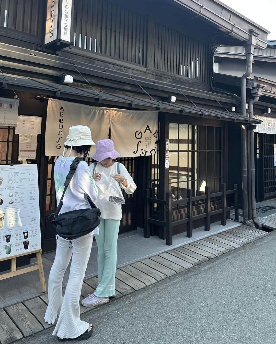 簑島三佳のインスタグラム：「まだ夏を引きずる簑島です  夏休みに飛騨高山へ  高山市の古い街並み探索して 高山陣屋行って 飛騨牛食べたよ♡  スーパーにはフレディマーキュリーおった  #飛騨高山　#高山陣屋 @honeymihoney_official  #HONEYMIHONEY」