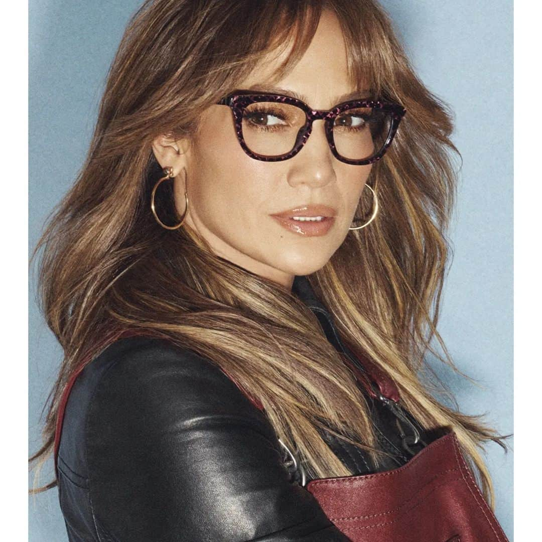 CeCi Thailandさんのインスタグラム写真 - (CeCi ThailandInstagram)「EssilorLuxottica ภูมิใจนำเสนอแว่นตาคอลเล็กชั่น *Fall/Winter 2023* ใหม่ล่าสุดจากทั้ง 10 แบรนด์ด้วยกัน  *Oakley, Oliver Peoples, RAY-BAN, Vogue Eyewear, Coach, Prada, Burberry, Dolce & Gabbana, Emporio Amani, และ Giorgio Armani*  นอกจากนี้ยังมีการนำเสนอ 3 เทรนด์โดดเด่นผ่านซีซั่นนี้ด้วยกัน อย่างเทรนด์ *Living Creativity,  Biotech Nature, และ  Pigmented Earth*   สำหรับเทรนด์แรกมาด้วยกันในเทรนด์ *Living Creativity* ที่นำเสนอถึงความสุข ความรื่นเริง และความอิสระทางเพศอย่างไม่มีข้อจำกัด ถูกถ่ายทอดออกมาเป็นแว่นตาในลุค *Lifestyle* มาพร้อมลูกเล่นที่โดดเด่น ทั้ง สีสัน และ รูปทรงของแว่นตาที่ช่วยทำให้ผู้สวมใส่รู้สึกสนุกมากขึ้น ดูเป็นศิลปะอย่างชั้นเชิง “wearable art” นอกจากนี้เทรนด์ยังสื่อถึงความหลากหลายและพยายามส่งเสริมให้ทุกคนมีความภาคภูมิใจในความ "ไม่สมบูรณ์แบบ" ของตัวเอง  ในขณะเดียวกันเทรนด์ *Biotech Nature* ถ่ายทอดไอเดียของการรรวมกันระหว่างสุดยอดนวัตกรรมอย่าง Bio Engineered Power ที่ถูกหยิบมาใช้ในอุตสาหกรรมแฟชั่นมากขึ้น  และ เป็นการพัฒนาแฟชั่นในรูปแบบที่ยั่งยืนที่มุ่งเน้นในการเลือกใช้วัสดุที่เป็นมิตรต่อสิ่งแวดล้อมและธรรมชาติมากขึ้น ได้เข้ามามีบทบาทอย่างมากในกระบวนการผลิตของแว่นตา โดยเข้ามาช่วยในการพัฒนาโครงสร้างและตัววัสดุของแว่นตา รวมเข้ากับการออกแบบที่ลํ้าสมัยสู่แว่นตาสุดลํ้าอนาคต มาใน *Active Style*  และ สุดท้ายเพื่อเป็นการระลึกและยํ้าเตือนถึงความสำคัญของสิ่งแวดล้อม และ ธรรมชาติที่อยู่รอบตัวเรามาอย่างต่อเนื่อง  จึงถูกถ่ายทอดออกมาสู่เทรนด์ *Pigmented Earth* นำเสนอแว่นตาในลุค *”Luxury Style”* ผ่านสีกรอบแว่นตาที่มีการเล่นกับ Palette สีเอิร์ธโทนสีที่สามารถพบเห็นได้ในธรรมชาติ ตั้งแต่ดิน ทราย และตัวรูปทรงกรอบแว่นตามาในสไตล์เรียบหรู ตามคอนเซปต์ "Understated Luxury"  และมีการใช้วัสดุที่เป็นมิตรต่อสิ่งแวดล้อมอย่าง "อะซิเตท" (Acetate) ที่สามารถย่อยสลายและสามารถนำไปรีไซเคิลได้   @EssilorLuxottica #EssilorLuxottica #FW23 #EssilorLuxotticaPressDay」10月11日 14時21分 - girldailydotcom