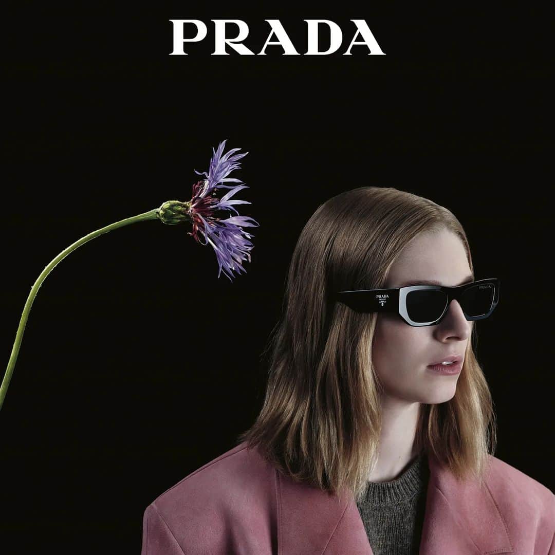 CeCi Thailandのインスタグラム：「EssilorLuxottica ภูมิใจนำเสนอแว่นตาคอลเล็กชั่น *Fall/Winter 2023* ใหม่ล่าสุดจากทั้ง 10 แบรนด์ด้วยกัน  *Oakley, Oliver Peoples, RAY-BAN, Vogue Eyewear, Coach, Prada, Burberry, Dolce & Gabbana, Emporio Amani, และ Giorgio Armani*  นอกจากนี้ยังมีการนำเสนอ 3 เทรนด์โดดเด่นผ่านซีซั่นนี้ด้วยกัน อย่างเทรนด์ *Living Creativity,  Biotech Nature, และ  Pigmented Earth*   สำหรับเทรนด์แรกมาด้วยกันในเทรนด์ *Living Creativity* ที่นำเสนอถึงความสุข ความรื่นเริง และความอิสระทางเพศอย่างไม่มีข้อจำกัด ถูกถ่ายทอดออกมาเป็นแว่นตาในลุค *Lifestyle* มาพร้อมลูกเล่นที่โดดเด่น ทั้ง สีสัน และ รูปทรงของแว่นตาที่ช่วยทำให้ผู้สวมใส่รู้สึกสนุกมากขึ้น ดูเป็นศิลปะอย่างชั้นเชิง “wearable art” นอกจากนี้เทรนด์ยังสื่อถึงความหลากหลายและพยายามส่งเสริมให้ทุกคนมีความภาคภูมิใจในความ "ไม่สมบูรณ์แบบ" ของตัวเอง  ในขณะเดียวกันเทรนด์ *Biotech Nature* ถ่ายทอดไอเดียของการรรวมกันระหว่างสุดยอดนวัตกรรมอย่าง Bio Engineered Power ที่ถูกหยิบมาใช้ในอุตสาหกรรมแฟชั่นมากขึ้น  และ เป็นการพัฒนาแฟชั่นในรูปแบบที่ยั่งยืนที่มุ่งเน้นในการเลือกใช้วัสดุที่เป็นมิตรต่อสิ่งแวดล้อมและธรรมชาติมากขึ้น ได้เข้ามามีบทบาทอย่างมากในกระบวนการผลิตของแว่นตา โดยเข้ามาช่วยในการพัฒนาโครงสร้างและตัววัสดุของแว่นตา รวมเข้ากับการออกแบบที่ลํ้าสมัยสู่แว่นตาสุดลํ้าอนาคต มาใน *Active Style*  และ สุดท้ายเพื่อเป็นการระลึกและยํ้าเตือนถึงความสำคัญของสิ่งแวดล้อม และ ธรรมชาติที่อยู่รอบตัวเรามาอย่างต่อเนื่อง  จึงถูกถ่ายทอดออกมาสู่เทรนด์ *Pigmented Earth* นำเสนอแว่นตาในลุค *”Luxury Style”* ผ่านสีกรอบแว่นตาที่มีการเล่นกับ Palette สีเอิร์ธโทนสีที่สามารถพบเห็นได้ในธรรมชาติ ตั้งแต่ดิน ทราย และตัวรูปทรงกรอบแว่นตามาในสไตล์เรียบหรู ตามคอนเซปต์ "Understated Luxury"  และมีการใช้วัสดุที่เป็นมิตรต่อสิ่งแวดล้อมอย่าง "อะซิเตท" (Acetate) ที่สามารถย่อยสลายและสามารถนำไปรีไซเคิลได้   @EssilorLuxottica #EssilorLuxottica #FW23 #EssilorLuxotticaPressDay」