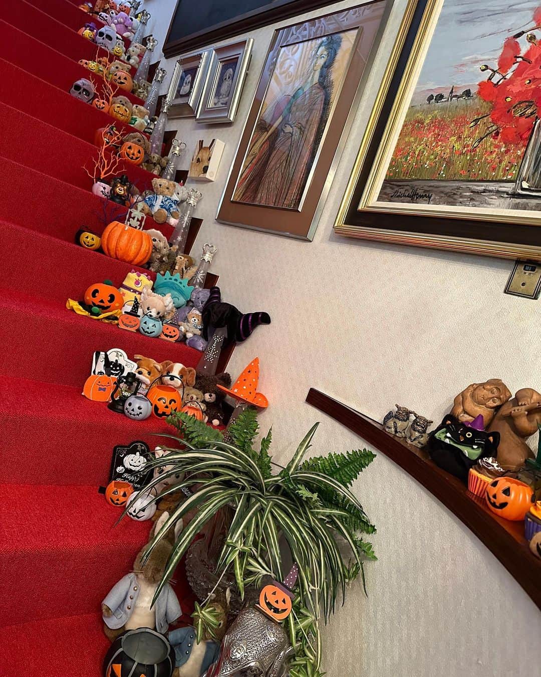 デヴィ・スカルノさんのインスタグラム写真 - (デヴィ・スカルノInstagram)「ハロウィンの季節がいよいよ近づいてきました。  我が家もハロウィンの飾りを今日つけました。  まだ沢山あるのですが、それは毎年10月31日にペニンシュラ・ホテルのPeterで開催されるハロウィン・パーティーのために取っておいてあります。  今年のハロウィン仮装コンクールでは誰方が優勝するのか楽しみです。」10月11日 14時23分 - dewisukarnoofficial