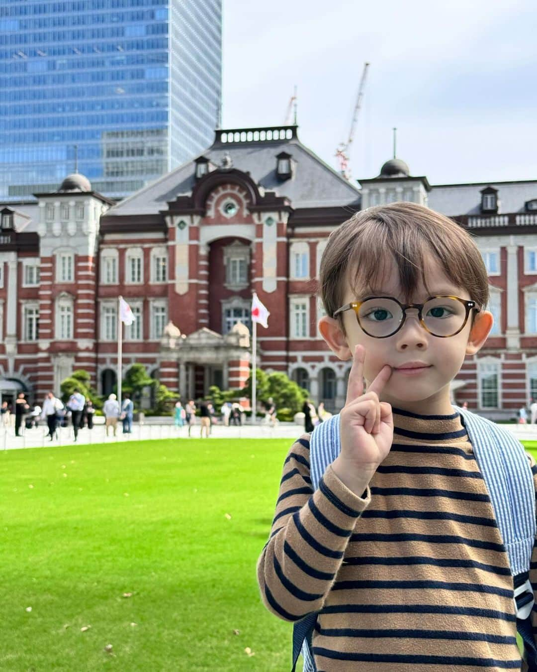 ウィリアムさんのインスタグラム写真 - (ウィリアムInstagram)「🎵  東京駅🚃  昨日からヒートテックを着ています笑 今日も着ましたがちょうどいい🤣🙏🏻もう寒いのが苦手すぎて、冬は極暖を着ることにしてます🌷  今日はウィリーと用事を済ませた後2人きりでデートをしました🥰  #東京駅 #電車大好き #小鉄 #小鉄くん #電車好きな人と繋がりたい #電車 #4歳」10月11日 14時24分 - william.2019j