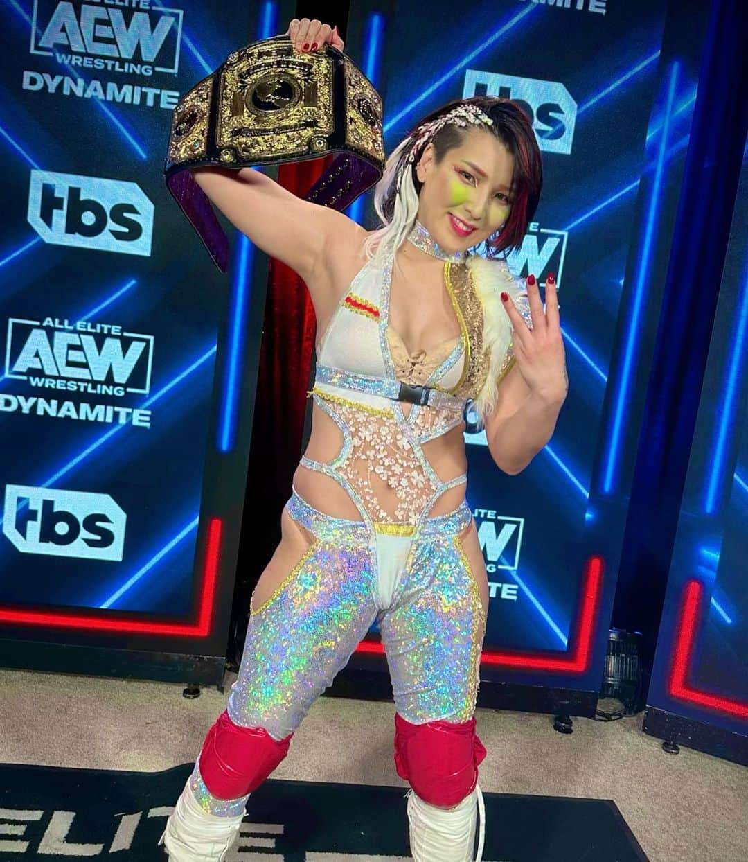 志田光のインスタグラム：「AaaahaahahAaaa!!!!!!!!!!!!!! The first 3 time AEW Women's World Champion ever!!!!!!!!! (Why my face always green🙄)  おらーーー！ー！！！！三度目！！！！！ #AEWDynamite #AEW #AndNew #HolyShida」