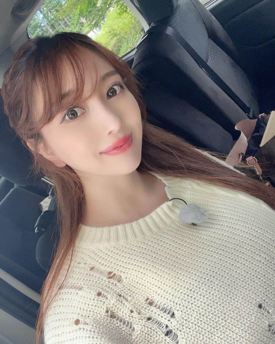 森咲智美さんのインスタグラム写真 - (森咲智美Instagram)「マネージャーさんが いっぱい撮ってくれたー❤️  1日ロケ行ってきましたー🫡 東京は雨だったのにロケ先行ったら晴れてきて🤭 素敵な場所でした✨ パワーたくさんもらってきたので ぜひ見てもらえたらと思います！ 放送お楽しみにっ✨ またお知らせします！  #千葉テレビ #ロケ　 #ニットワンピースコーデ  #簡単ヘアアレンジ」10月11日 14時30分 - morisakitomomi