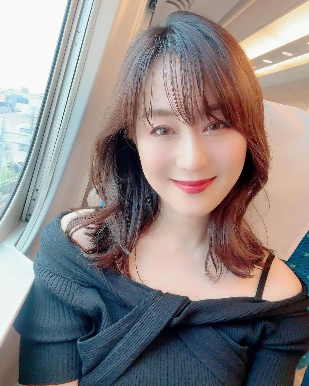 村上麻衣のインスタグラム：「【お知らせ】です📢ヽ(´▽｀)/  10/16 （月）10/17（火） 「ビューティワールドジャパン大阪」 で、わたくしブース立ちます❣️  10時〜18時まで、インテックス大阪で 5号館　ブースC006にいます。  糖や脂肪の吸収を穏やかにし、お腹の調子を整えるスティックゼリー『KALOPoi』を販売します✨  食後の血糖値、中性脂肪の吸収を抑える成分が入った機能性表示食品で、 コラーゲンやビタミンCの美容成分もたっぷり配合されています✨  その日限りでめちゃお値打ち価格、 なんと2000円以下で販売予定です！ かーなりの安心価格です🥹💛  ぜひお買求めに来てくださいませ〜。  ちなみにこの「ビューティワールド」とは、 化粧品、ネイル、美容機器、ヘア、スパ等ビューティに関する最新の製品、サービス、情報、技術が国内外から一堂に集う総合ビューティ見本市です。  様々な業者さんが自社商品をご紹介するものなの。 私が前に行った時はOPIのネイルを800円で買えちゃったり🤭 参加には、来場事前登録（無料！）が必要です。 そして「業界関係者です」にチェックが必要になります🙇‍♀️ 名刺等の証明は求められません。  私は2日間、ここでこれを販売しておりますので、 お近くにお住まいの方はぜひ‥😊」