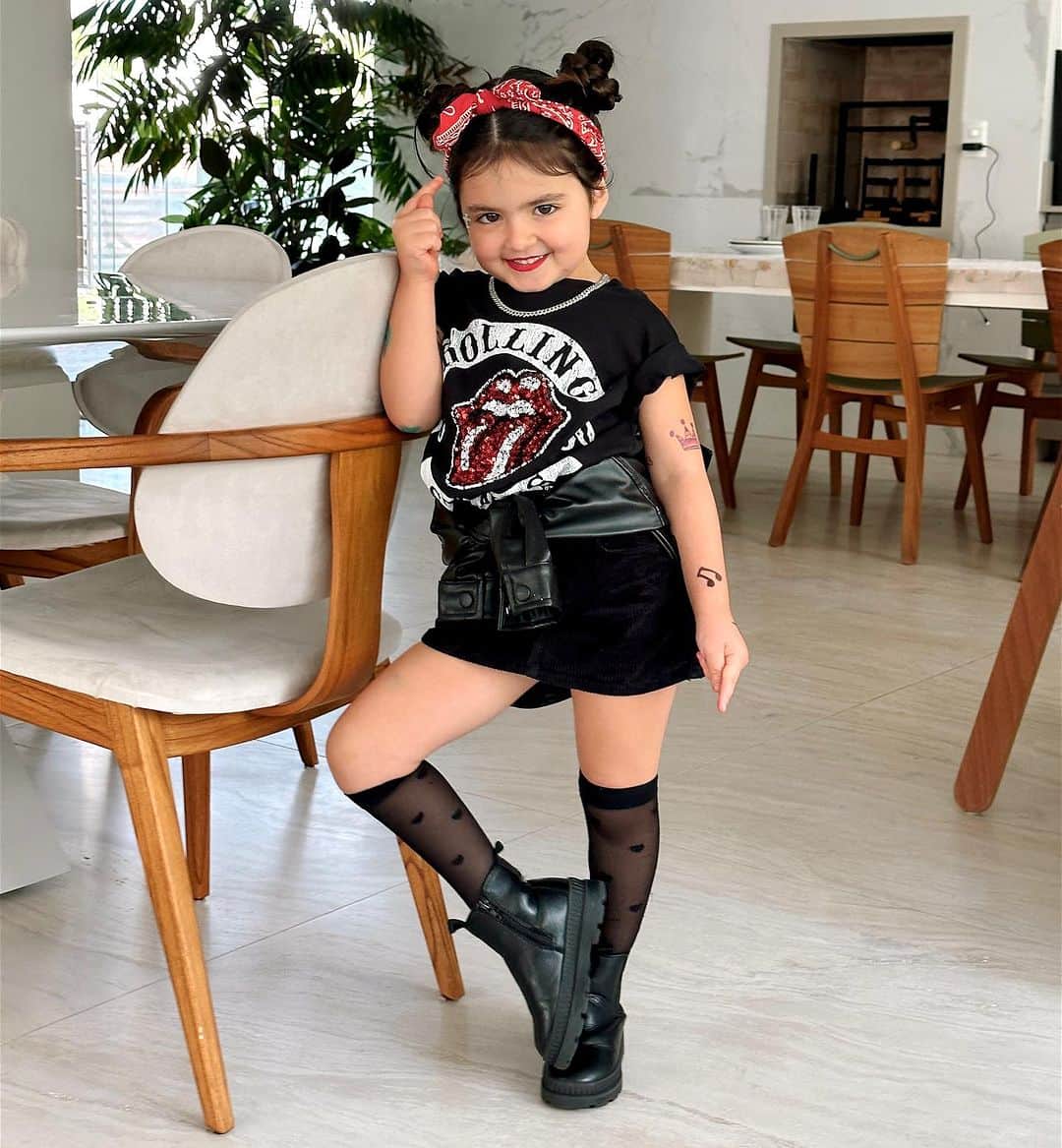 Mariana Sampaioさんのインスタグラム写真 - (Mariana SampaioInstagram)「Semana das crianças na escola! Dia de fantasia! Luli, minha rockstar favorita 🎸🎼👩🏼‍🎤🤘🏼🎶🥁」10月12日 1時27分 - mariana