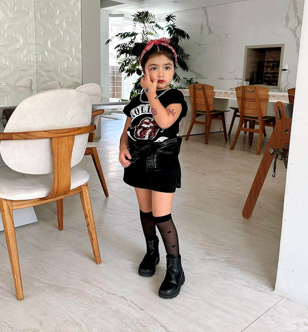 Mariana Sampaioさんのインスタグラム写真 - (Mariana SampaioInstagram)「Semana das crianças na escola! Dia de fantasia! Luli, minha rockstar favorita 🎸🎼👩🏼‍🎤🤘🏼🎶🥁」10月12日 1時27分 - mariana