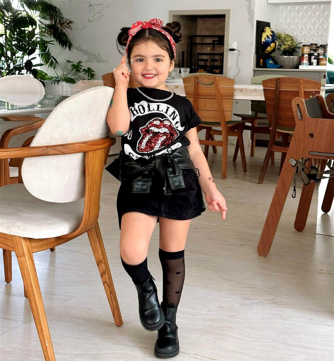 Mariana Sampaioさんのインスタグラム写真 - (Mariana SampaioInstagram)「Semana das crianças na escola! Dia de fantasia! Luli, minha rockstar favorita 🎸🎼👩🏼‍🎤🤘🏼🎶🥁」10月12日 1時27分 - mariana