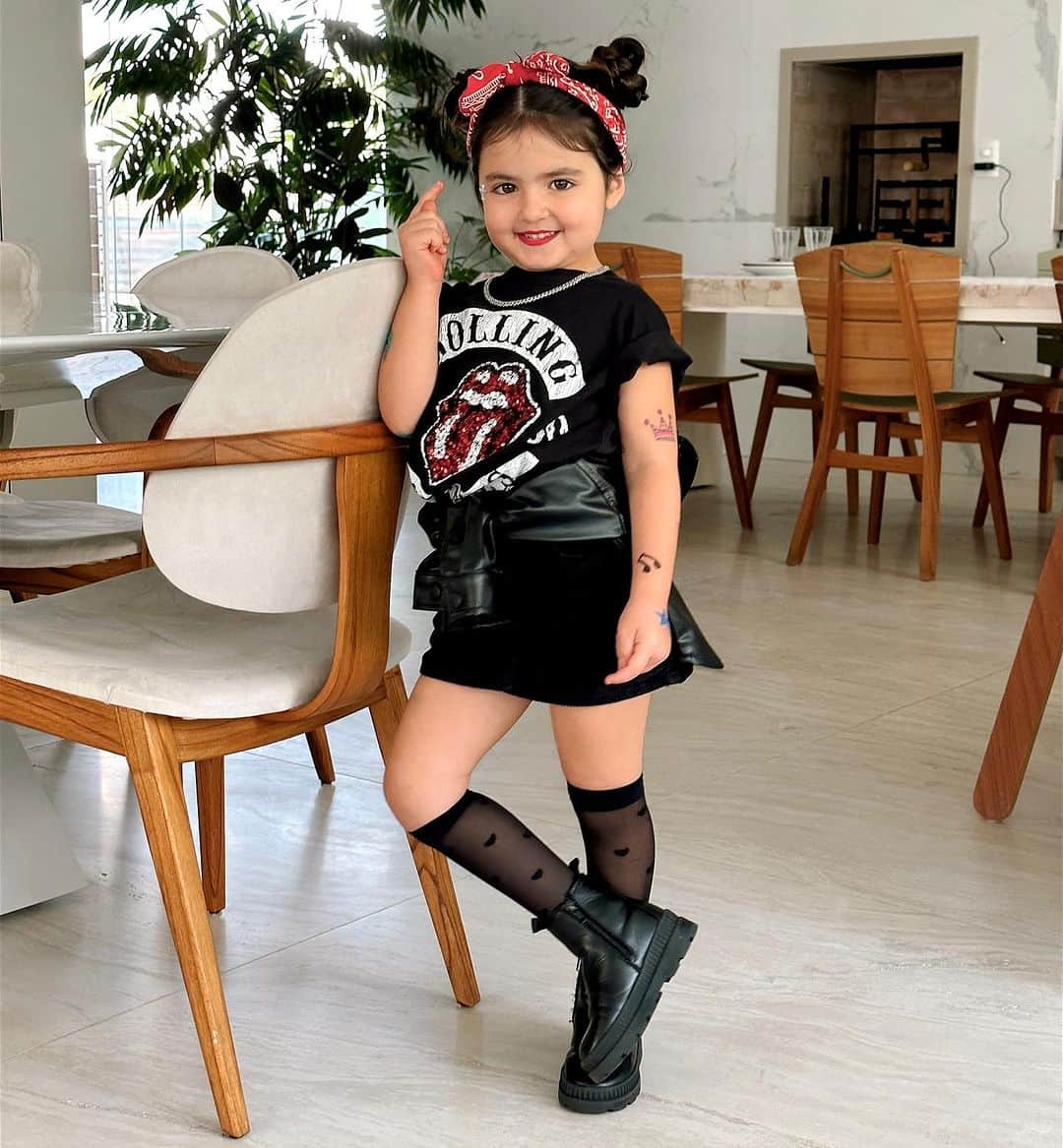 Mariana Sampaioのインスタグラム：「Semana das crianças na escola! Dia de fantasia! Luli, minha rockstar favorita 🎸🎼👩🏼‍🎤🤘🏼🎶🥁」