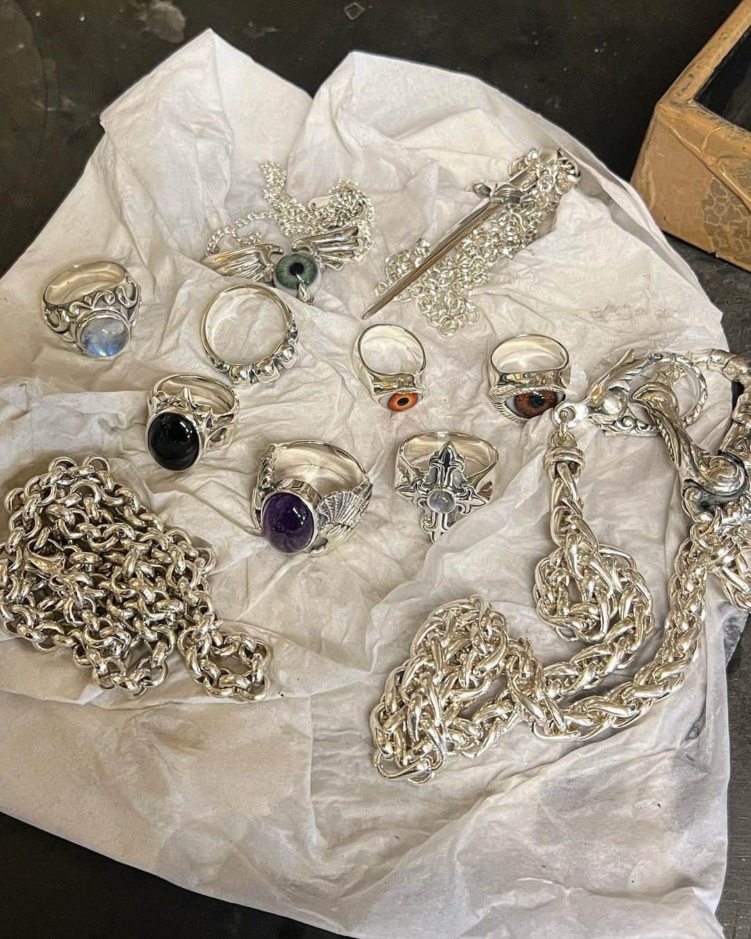 クレイジーピッグのインスタグラム：「Not a bad batch from the workshop 🔥 these are from a few working hours on Saturday which were all collected the same day ✌️ . . . . #silver #gem #gemstone #eye #sword #chain #silver #sterling #handmade #workshop #fast」