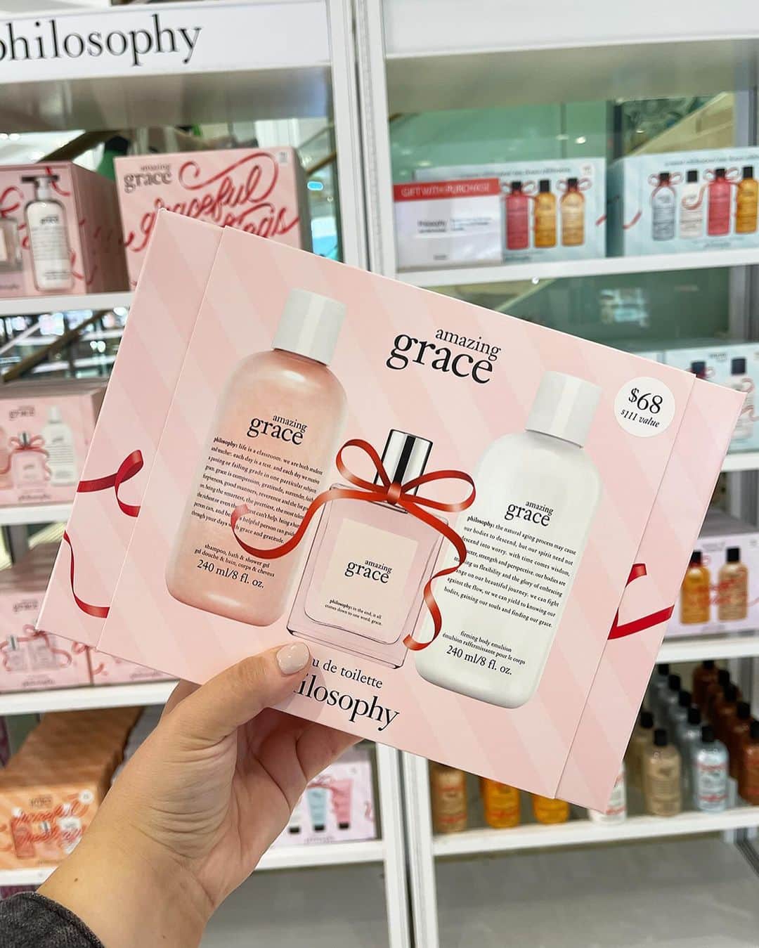 Macy'sさんのインスタグラム写真 - (Macy'sInstagram)「Beauty lovers front and center: our Holiday Early Access Sale is here! Score epic discounts on #holiday gift sets, and get free shipping when you spend $25. Ends tonight. Exclusions apply. #GiftIdeas #beauty #makeup #skincare」10月12日 1時30分 - macys
