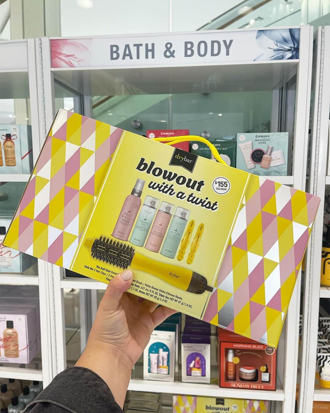 のインスタグラム：「Beauty lovers front and center: our Holiday Early Access Sale is here! Score epic discounts on #holiday gift sets, and get free shipping when you spend $25. Ends tonight. Exclusions apply. #GiftIdeas #beauty #makeup #skincare」