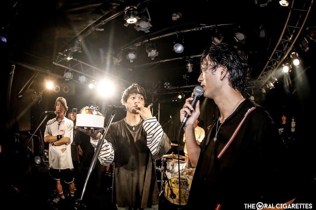 あきらかにあきらのインスタグラム：「シゲ @shige__oral 誕生日おめでとう！ 重く伸びる一年にしてください🎂 📸 @koheisuzukiphoto」