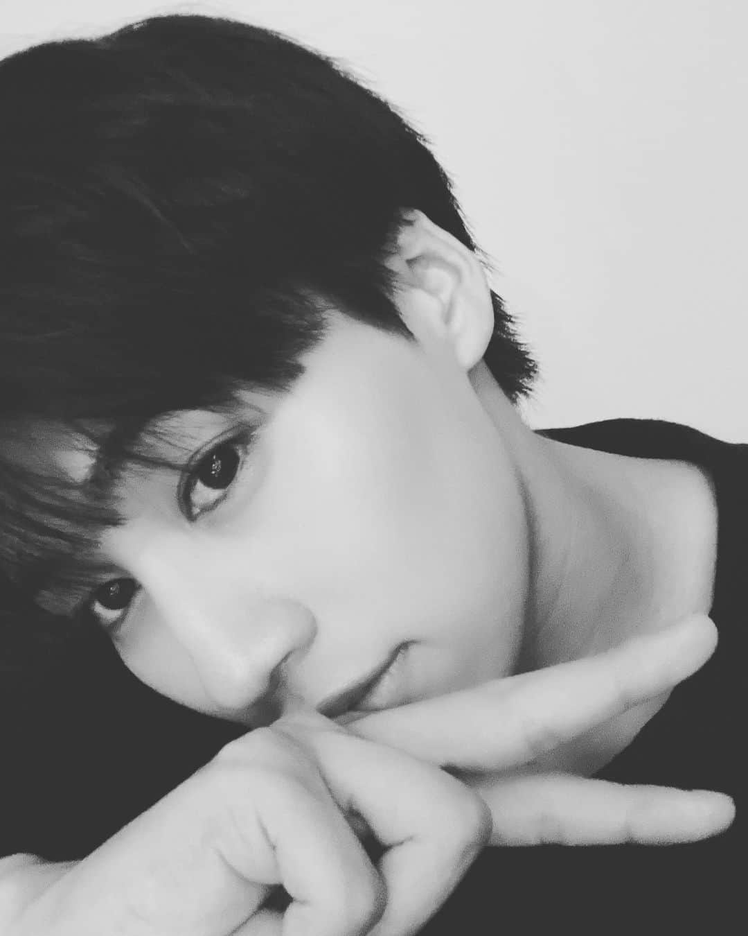 寺坂頼我のインスタグラム：「およそ175センチ。  この前現場で身長175センチよりも絶対あるよと言っていただけたので時間ある時、計りにいきたいと思います🙏伸びていておくれ〜🥛」