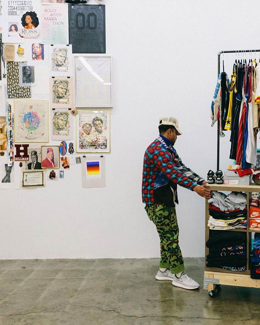 HYPEBEASTさんのインスタグラム写真 - (HYPEBEASTInstagram)「Meet the artists behind @Hypeart's 'Love Letters to LA' charity exhibition at @sized_ltd in East Hollywood: The show celebrates immigrant communities with diverse artworks inspired by personal journeys and families. The event partners with @bisquitdubouche cognac for a private opening reception, blending art techniques to convey societal messages and celebrate familial bonds. A portion of proceeds from the sale of works will go towards supporting LA-based charities including @dreamhausla, @directrelief and @lafoodbank. ⁠ ⁠ Click the link in our bio to read our full artist spotlight. ⁠ ⁠ Participating artists:⁠ @_alfonsogonzalezjr⁠ @dahnniii⁠ @edmundarevalo⁠ @jacob_rochester⁠ @mikereesay⁠ @honorablemohammed⁠ @patrick_martinez_studio⁠ @nicheceramics⁠ ⁠ Disclaimer: BISQUIT & DUBOUCHÉ™ Cognac. 40% alc./vol. (80 Proof). ©2023 Campari America, New York, NY. Enjoy Responsibly. #Ad21+」10月12日 0時04分 - hypebeast